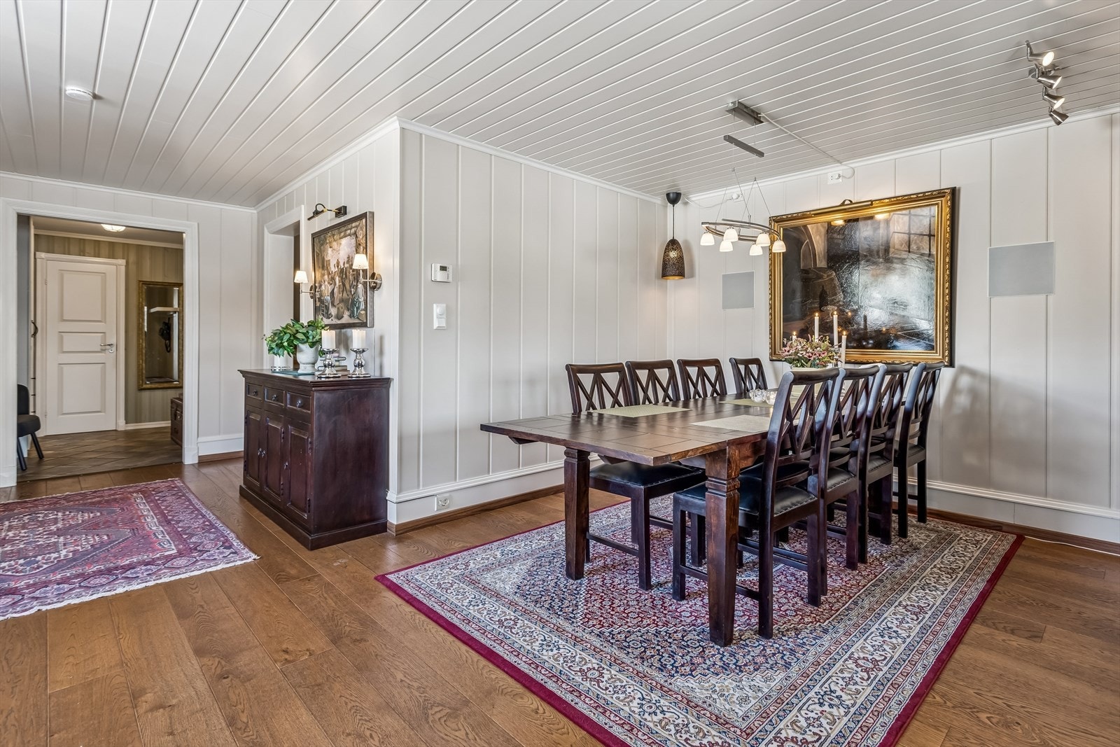 Fra spisestuen er det direkte adkomst til den overbygde verandaen på 14 m². Galleribilde