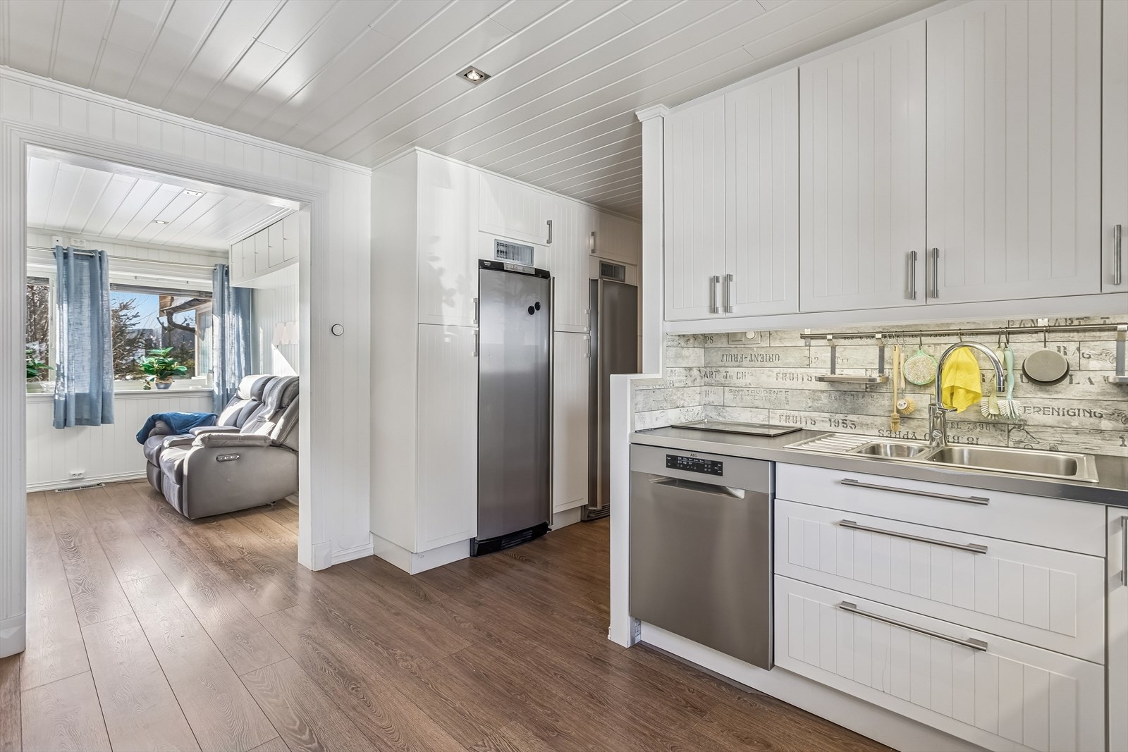 Kjøkkenet har praktiske løsninger som integrert oppvaskmaskin og kjøleskuff. I tillegg er det kjøleskap og fryseskap Galleribilde