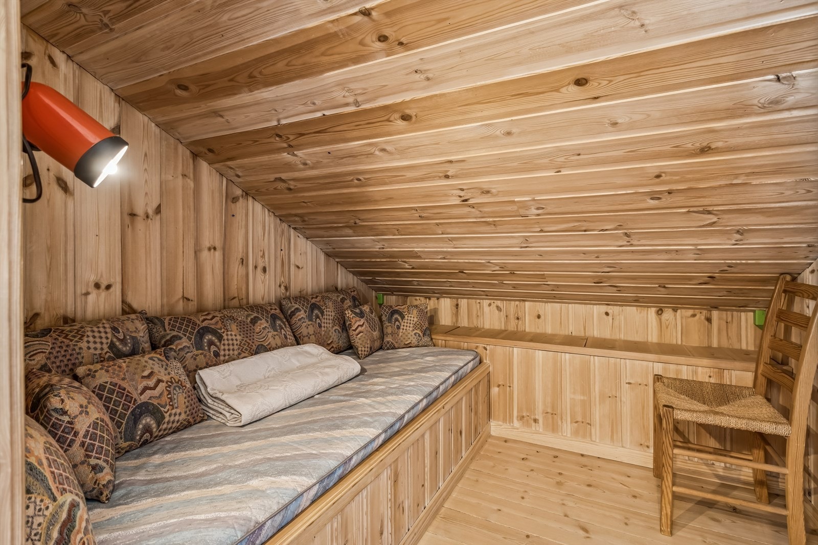 En hyggelig sovealkove med plassbygget seng og smart utnyttelse av arealet. Galleribilde