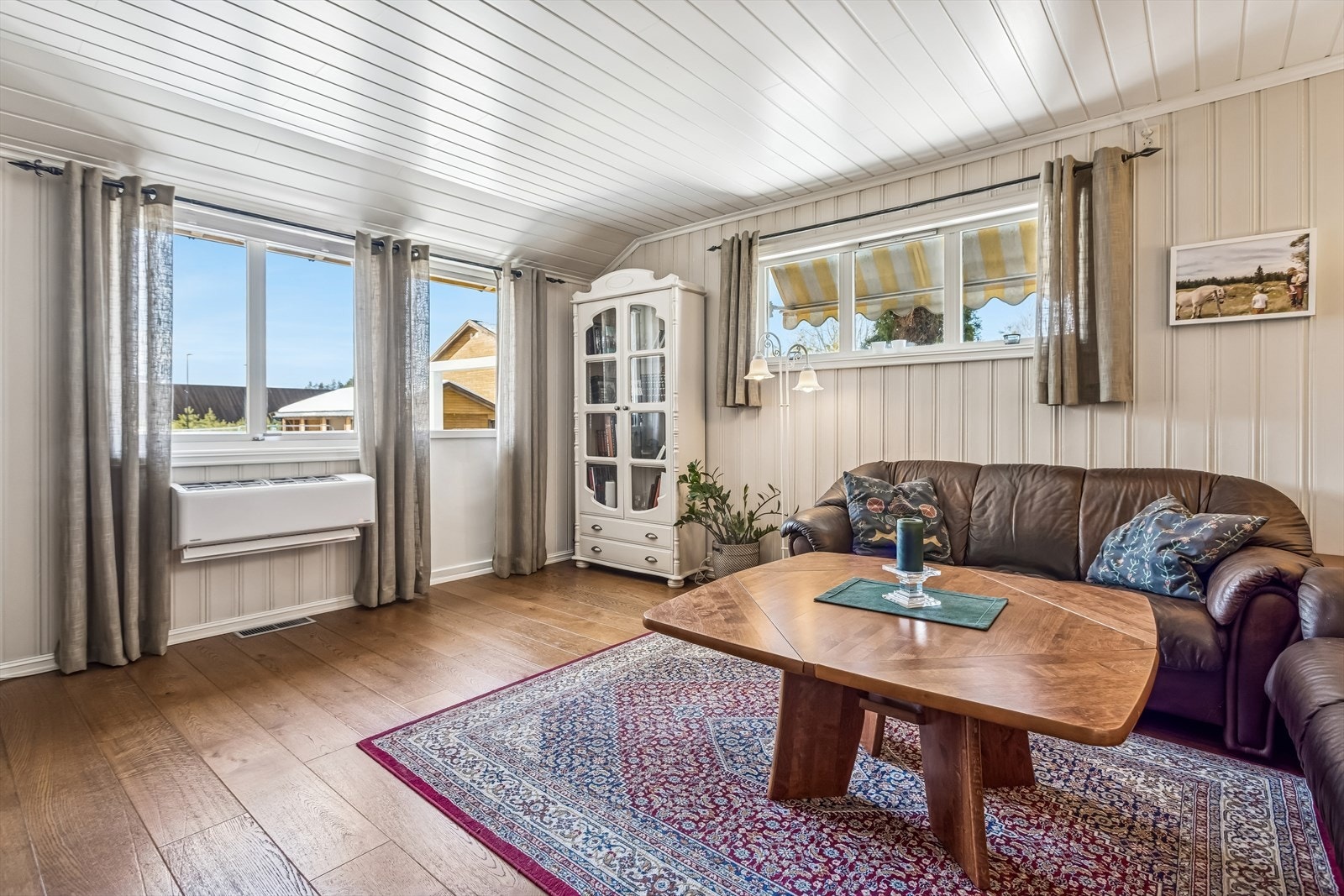 Dagligstuen er utstyrt med en energieffektiv luft-til-luft varmepumpe, installert i 2021. Galleribilde