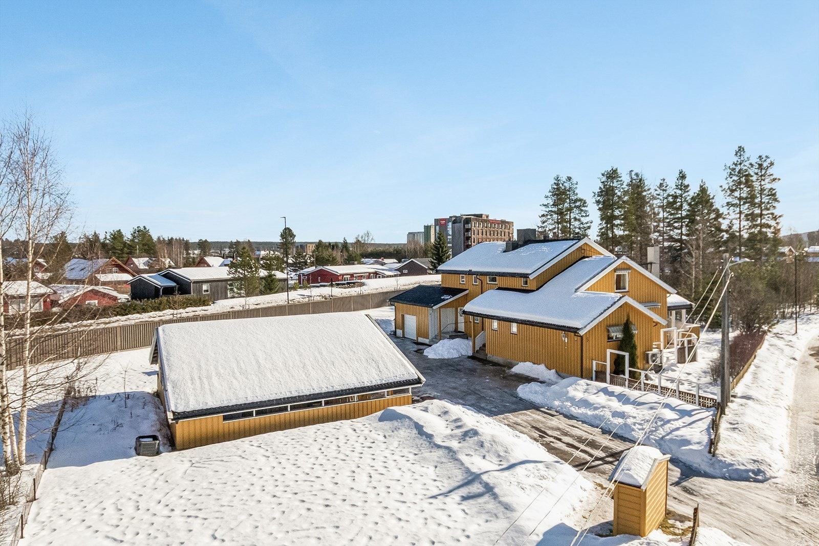 Eiendommen ligger i et etablert område med kort vei til skoler, barnehager og butikker. Galleribilde