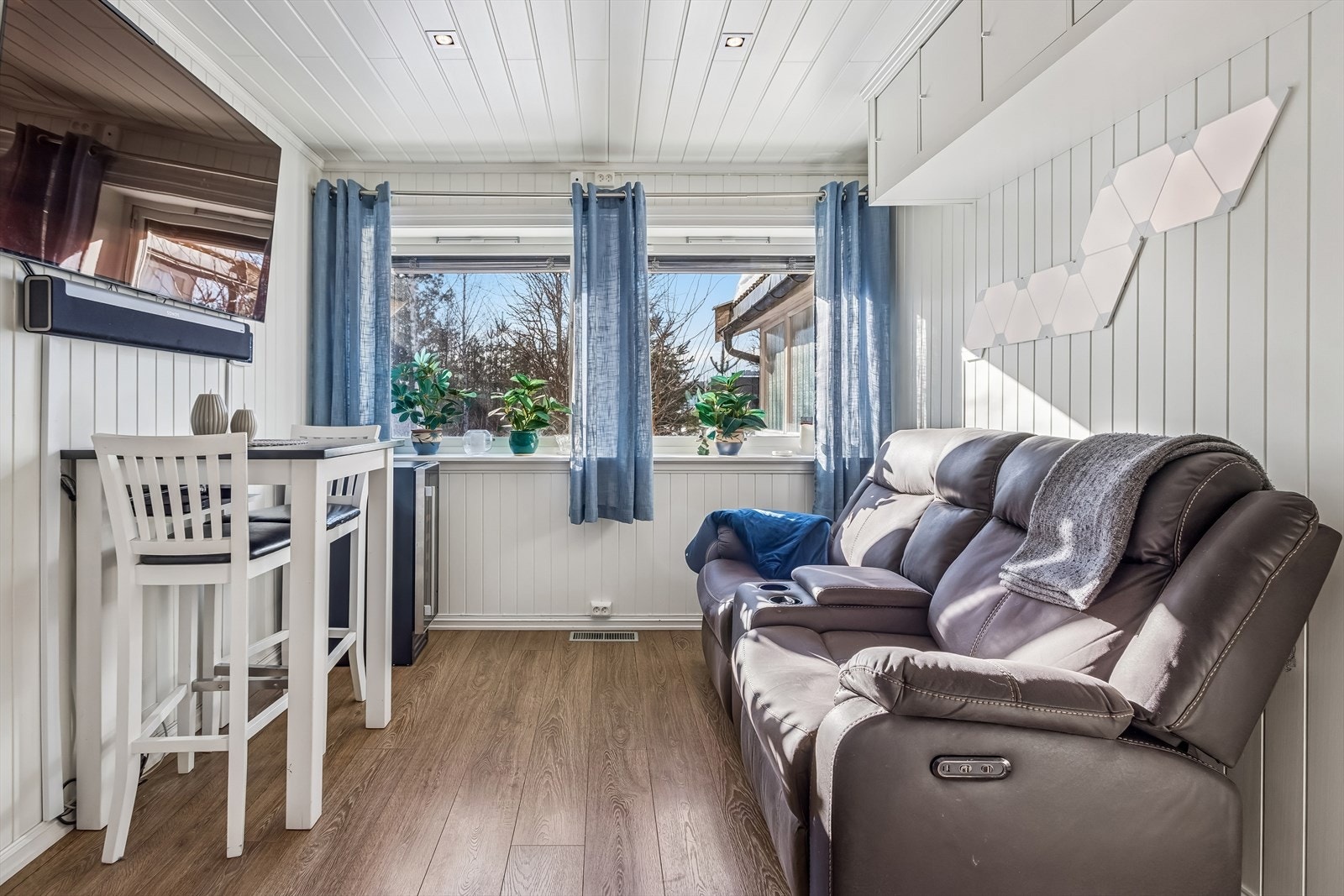 En hyggelig spisestue med nærhet til kjøkkenet. Eier benytter dette til en liten TV-stue. Galleribilde