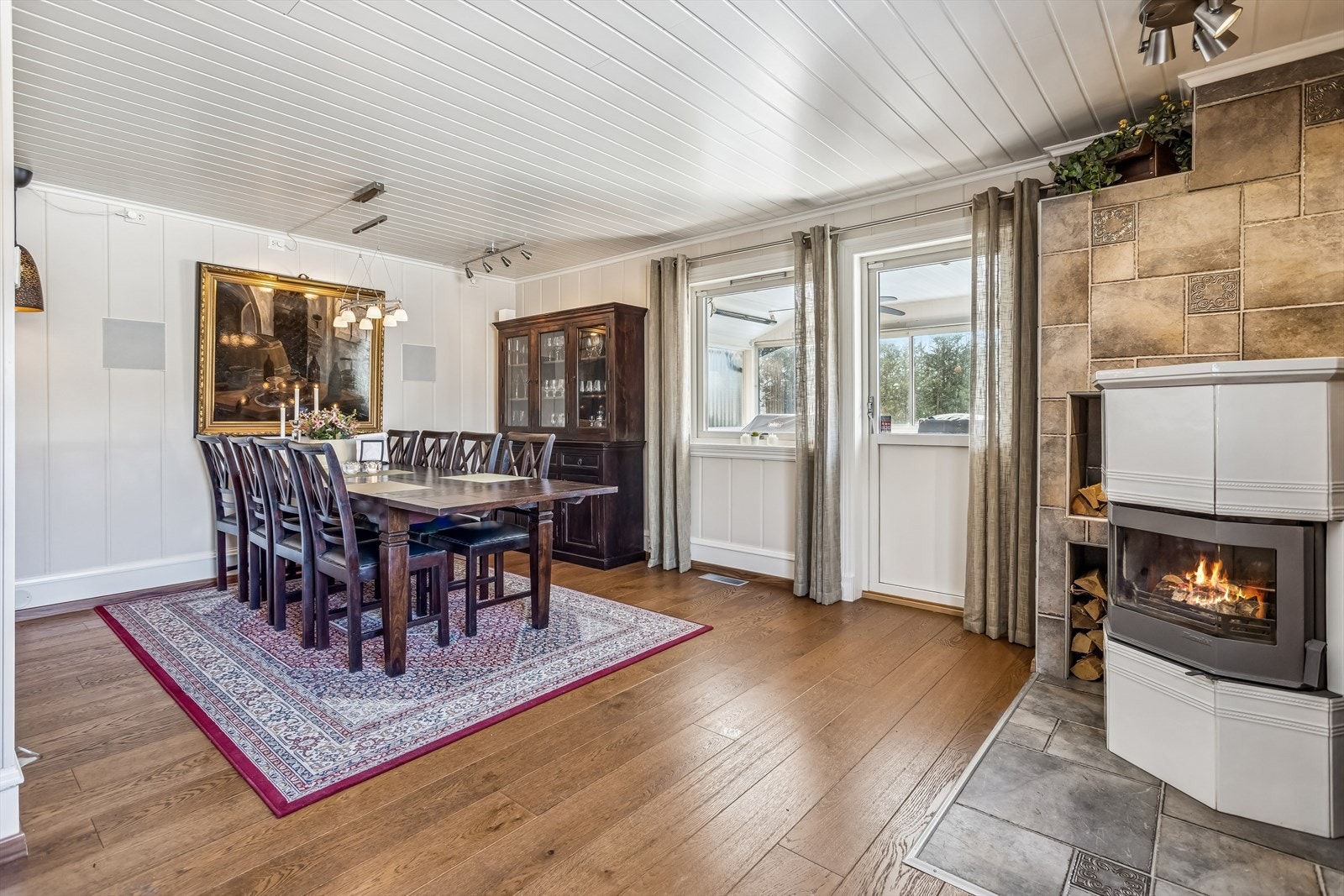 I spisestuen sørger en vedovn for både varme og atmosfære. Galleribilde