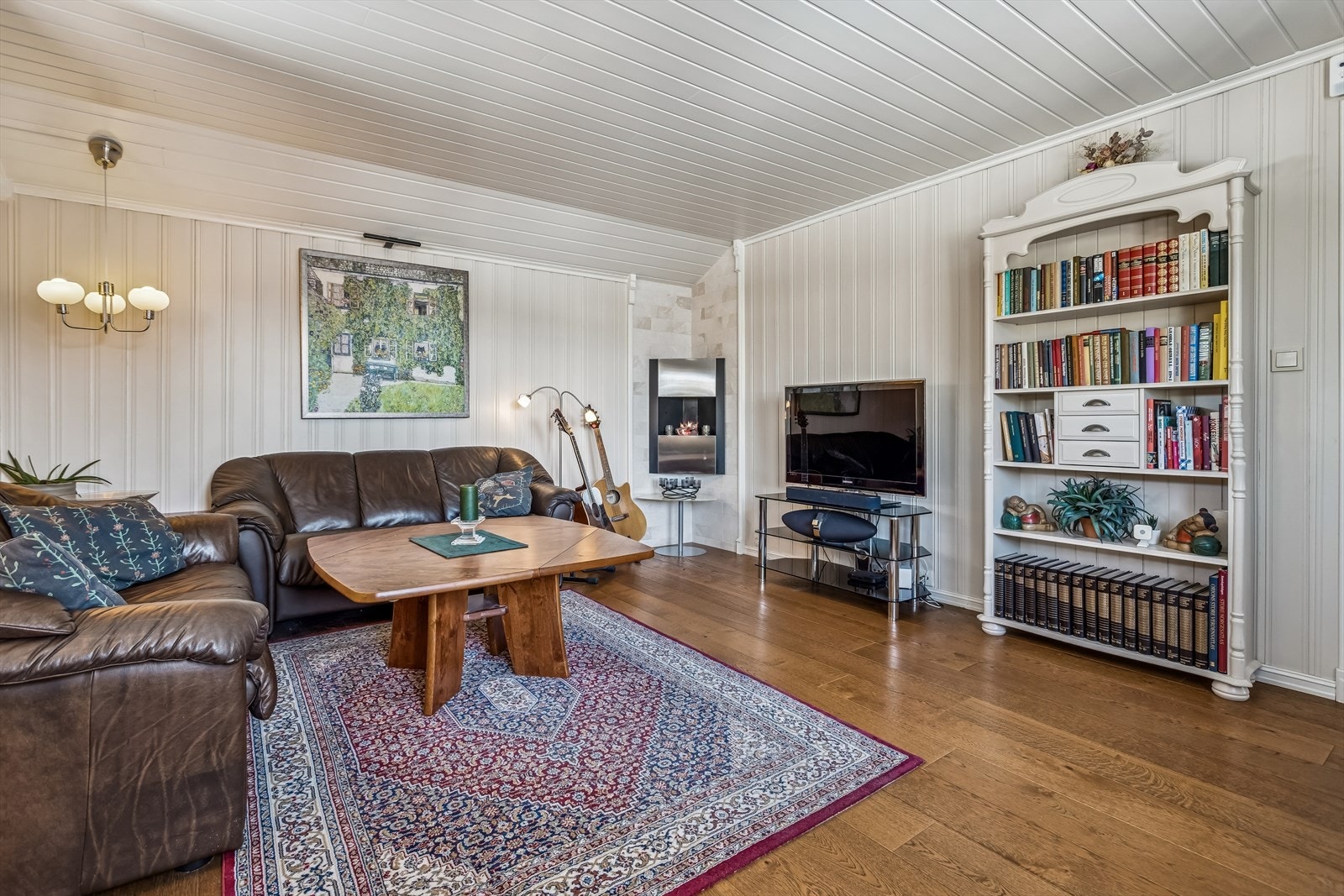 Dagligstuen har en moderne biopeis med en elegant bakvegg kledd med marmorfliser. Galleribilde