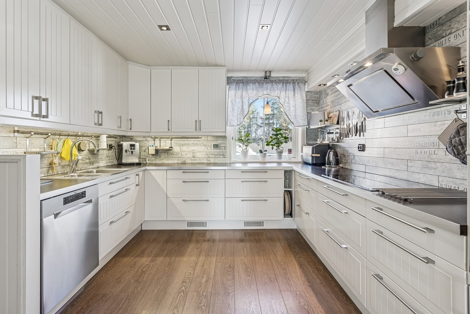 Rikelig med benke- og skapplass, samt ventilator som fører direkte til friluft. Galleribilde