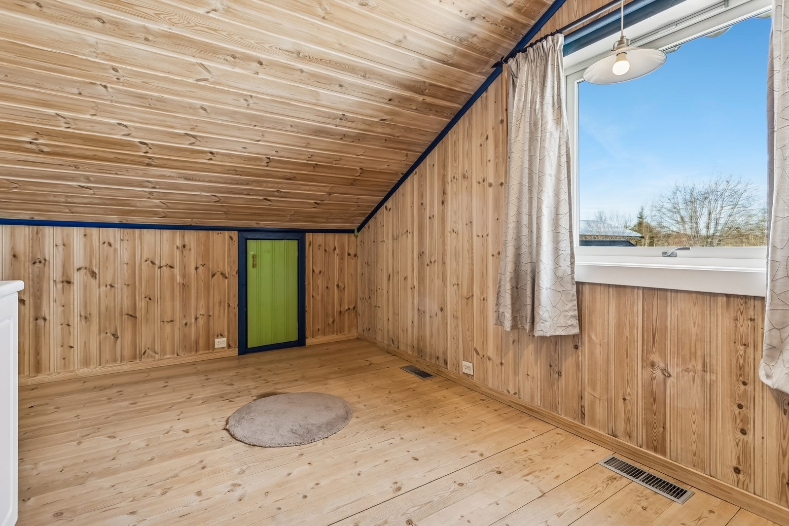 Soverom med sjarmerende trepanel og adkomst til lagringsplass i raftekott. Dette rommet har oppvarming fra varmluftsanlegget. Galleribilde