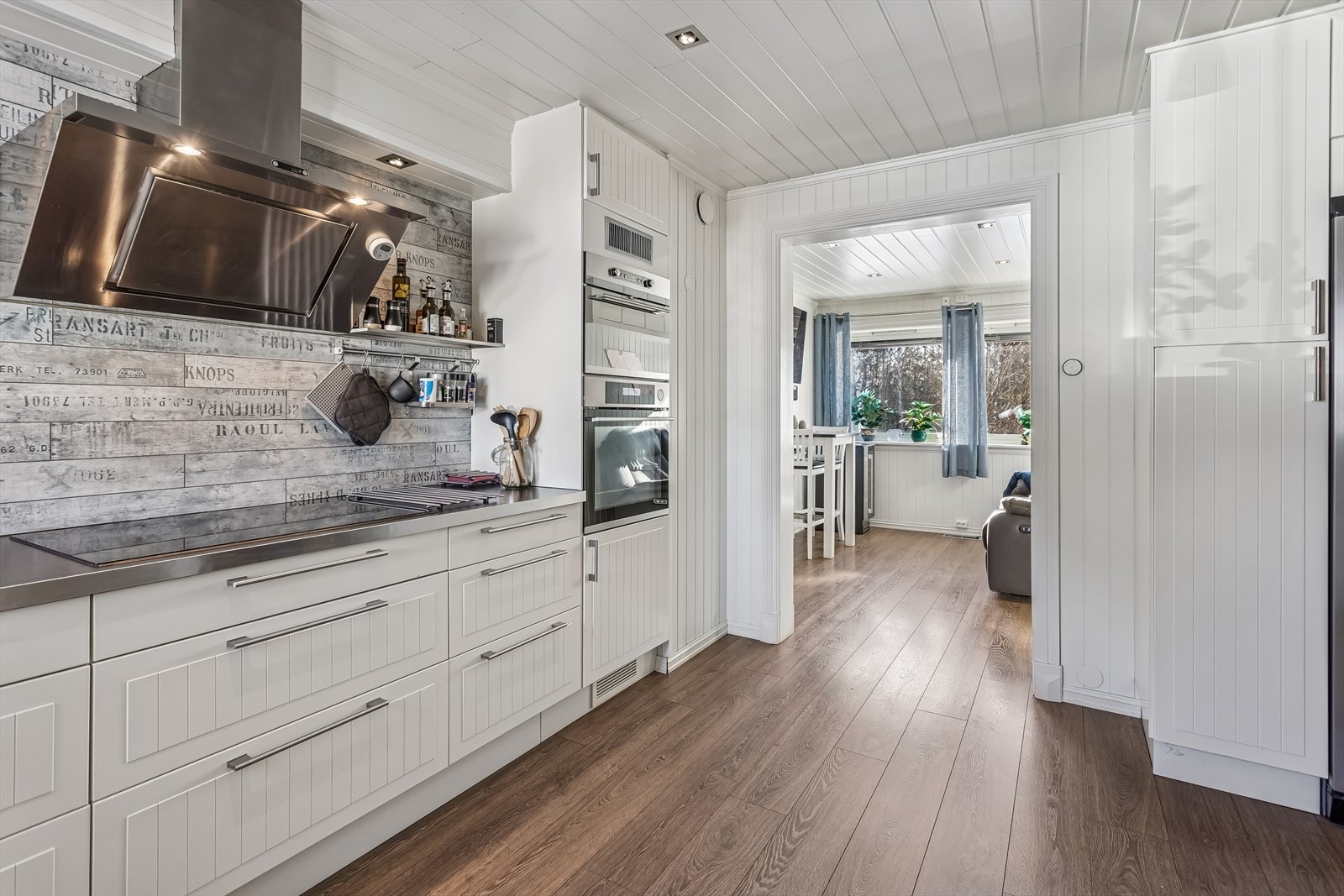 Moderne IKEA-kjøkken fra 2011 med integrert stekeovn og mikrobølgeovn. Galleribilde