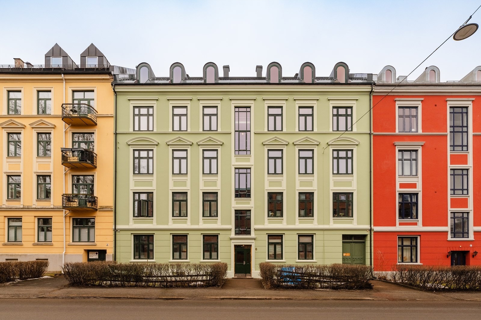 Eiendommen er en del av en klassisk bygård med pusset teglsteinsfasade på Fagerborg. Galleribilde