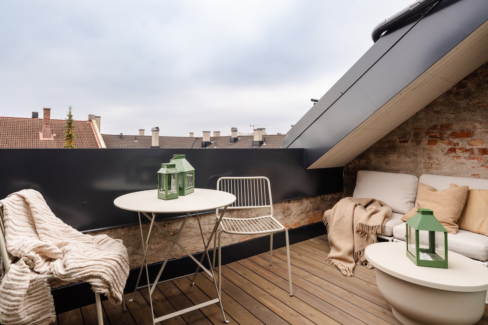 Takterrassen har god plass til en hyggelig sittegruppe. Galleribilde