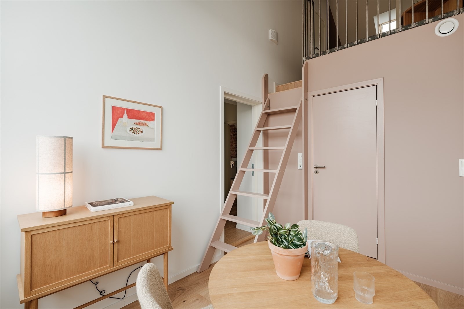 Studio med egen inngang, opplegg for kjøkken, bad og mesanin. Stige kan skyves helt inntil vegg. Galleribilde