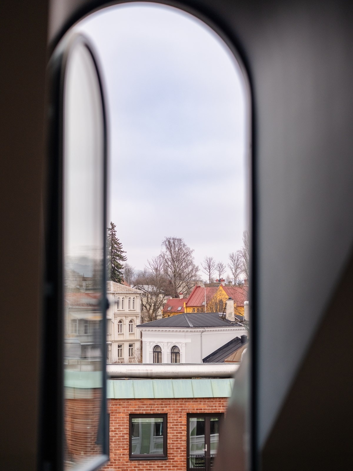 De store, buede vinduene slipper inn lys og gir en fin utsikt. Galleribilde