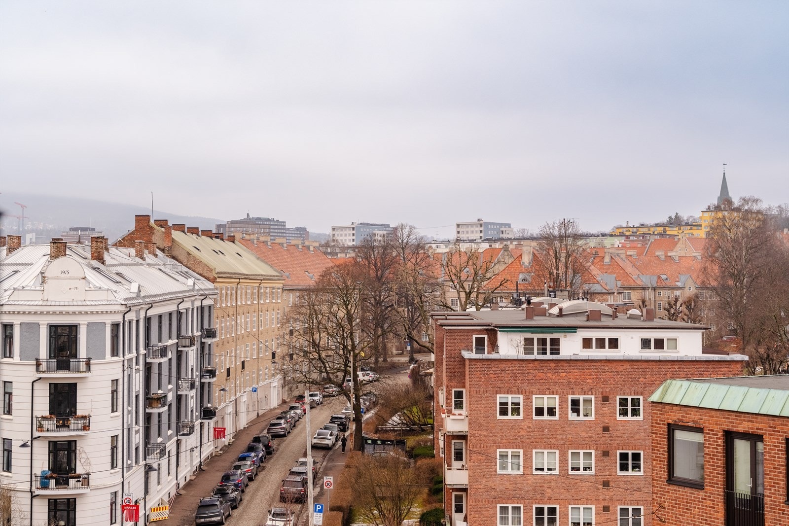 Fra leiligheten har du utsikt over nabolaget. Galleribilde
