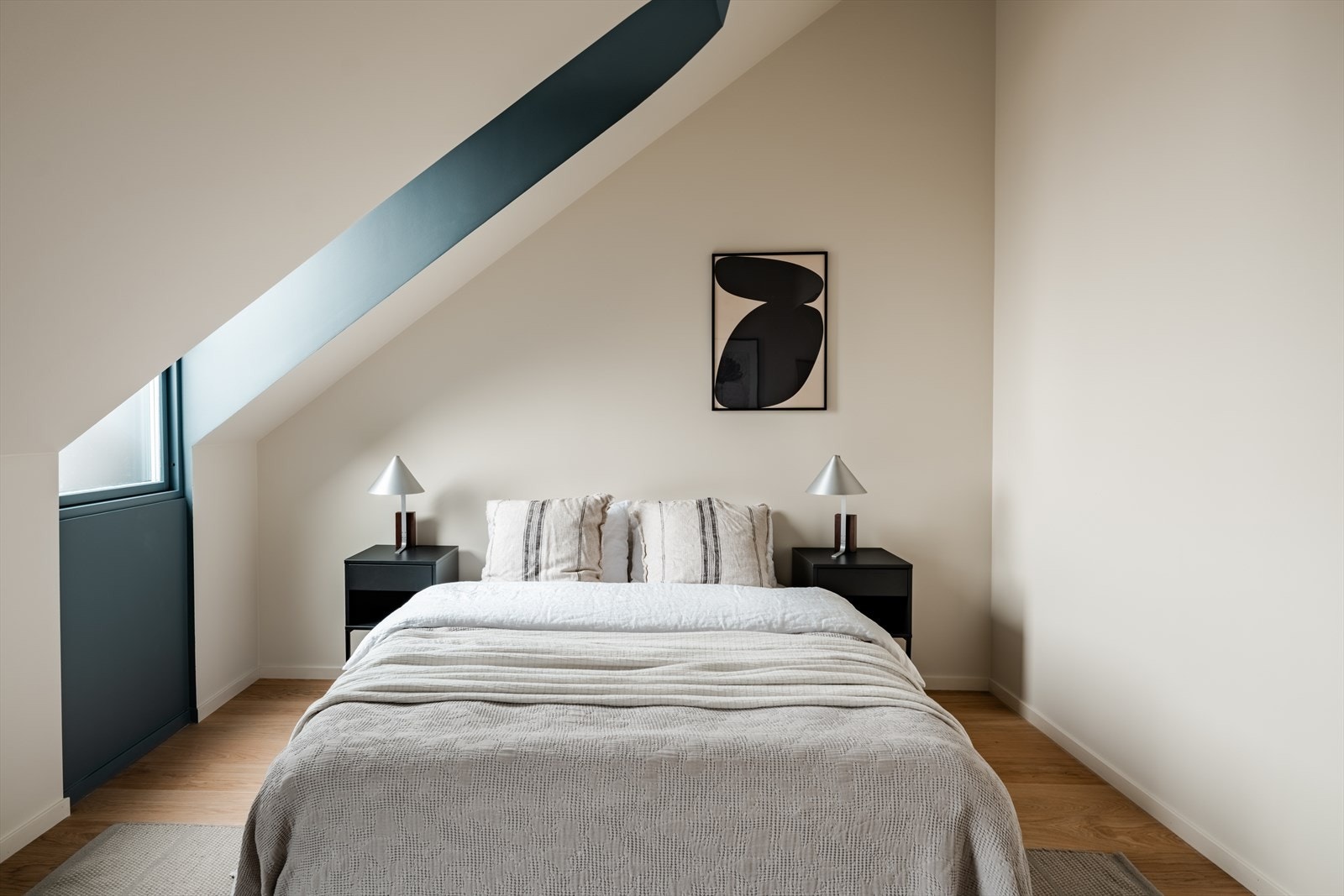 Skråtaket og de mørke vinduskarmene gir rommet en elegant karakter. Galleribilde