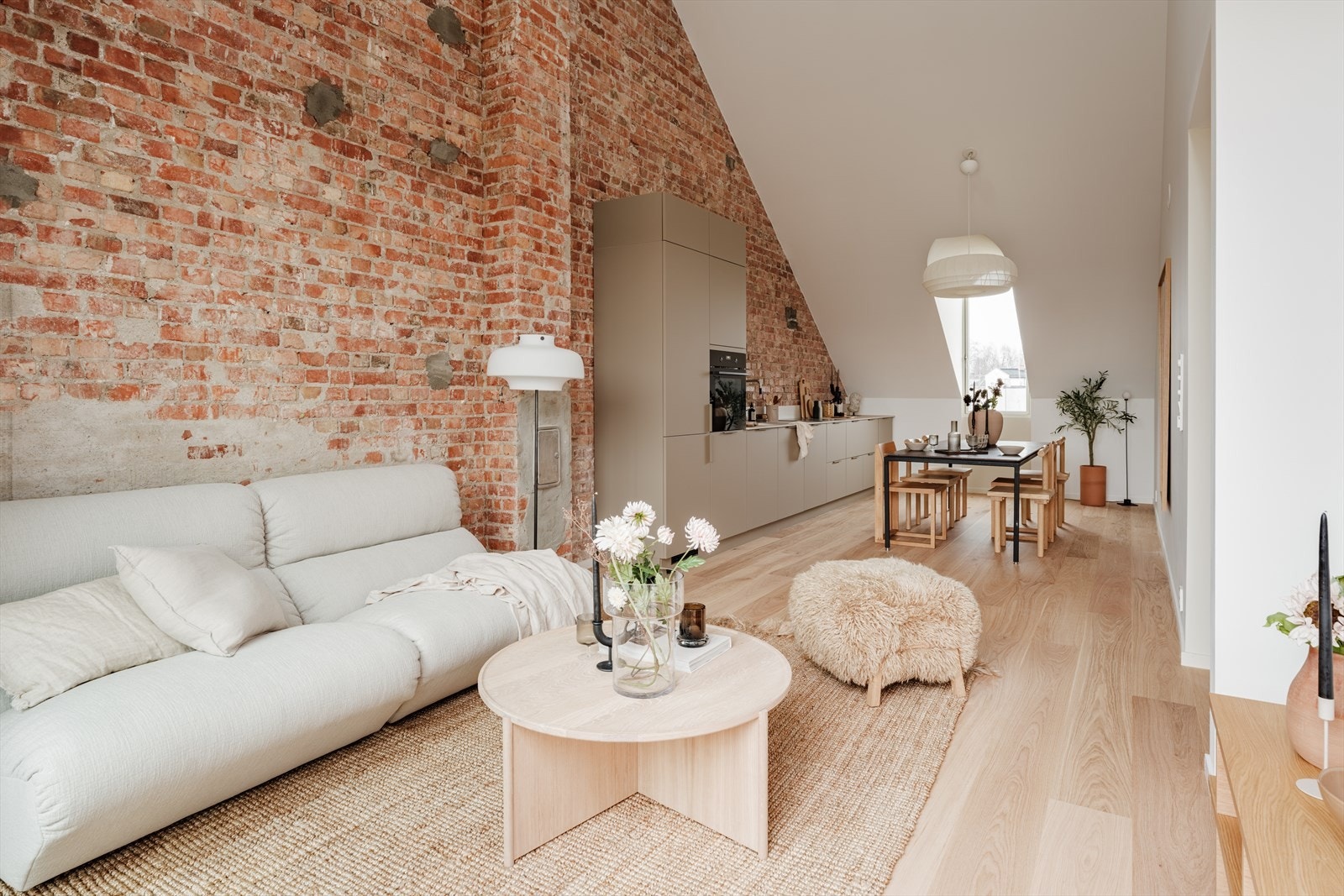 En lekker, ny loftsleilighet med åpen løsning mellom stue og kjøkken. Galleribilde