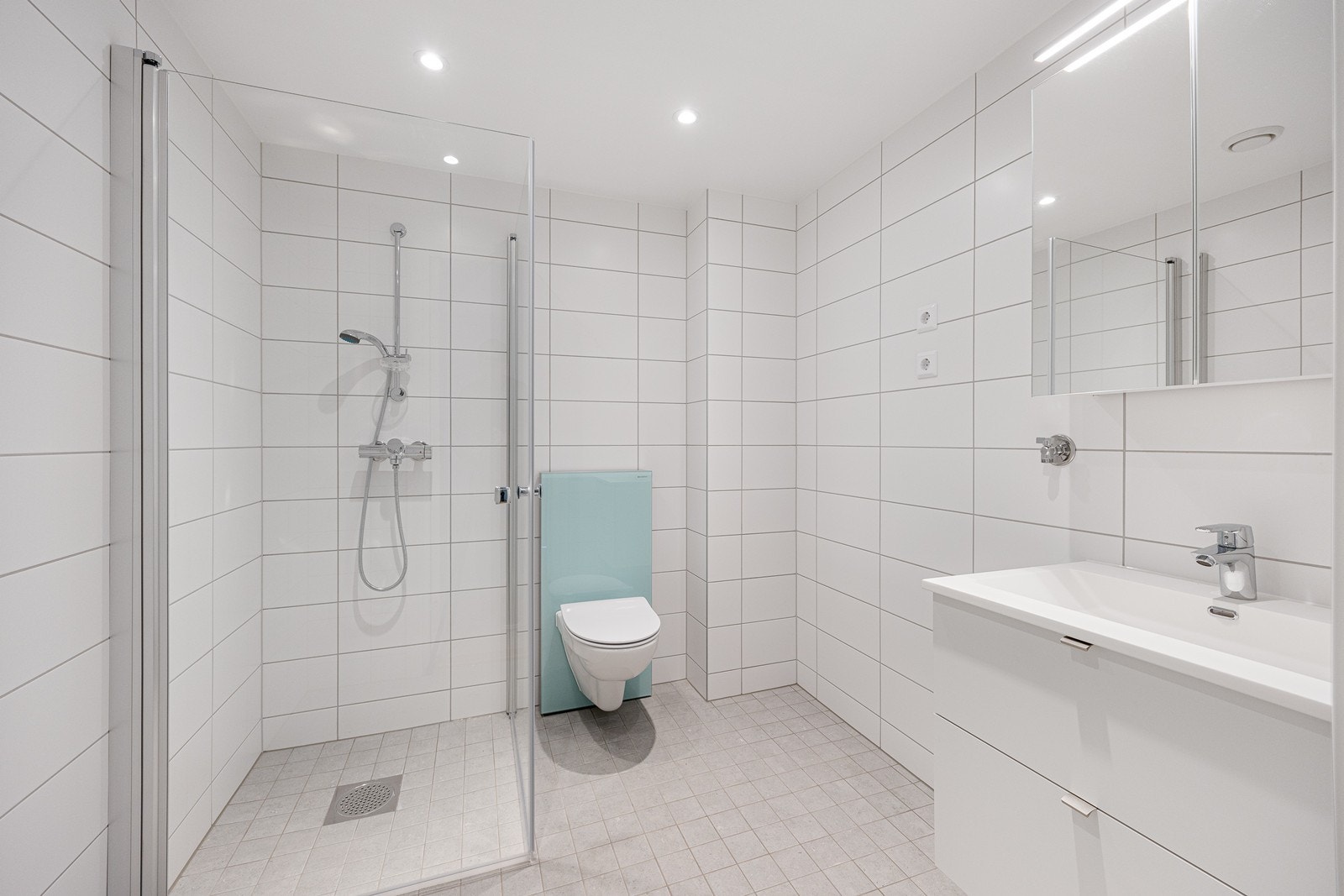 Baderommet er helfliset og har en pen standard. Det er avsatt plass til vaskemaskin og tørketrommel i vaskesøyle. Galleribilde