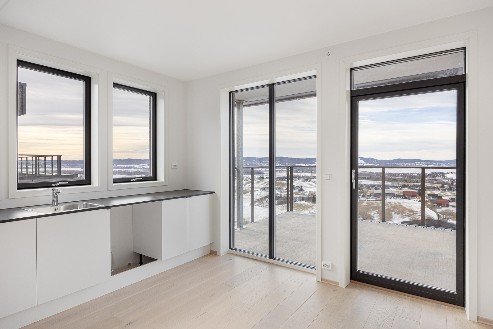 Med lysinnslipp fra to sider og store vindusflater bllir stue og kjøkken ekstra lyst og trivelig. Galleribilde