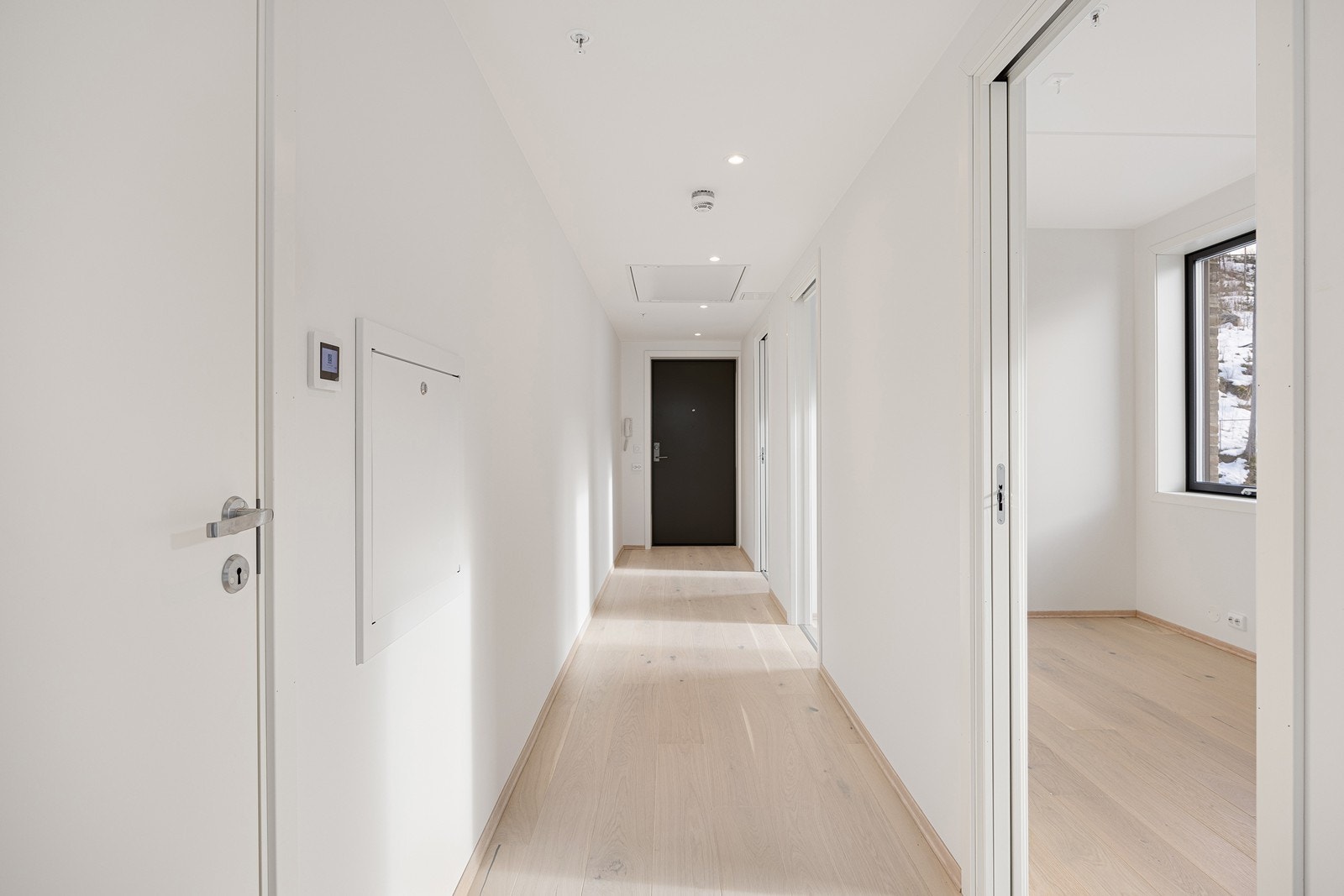 Downlightsbelysningen i taket sikrer godt lys. Inn mot soverommene er det skyvedører. Praktisk for arealutnyttelsen. Galleribilde