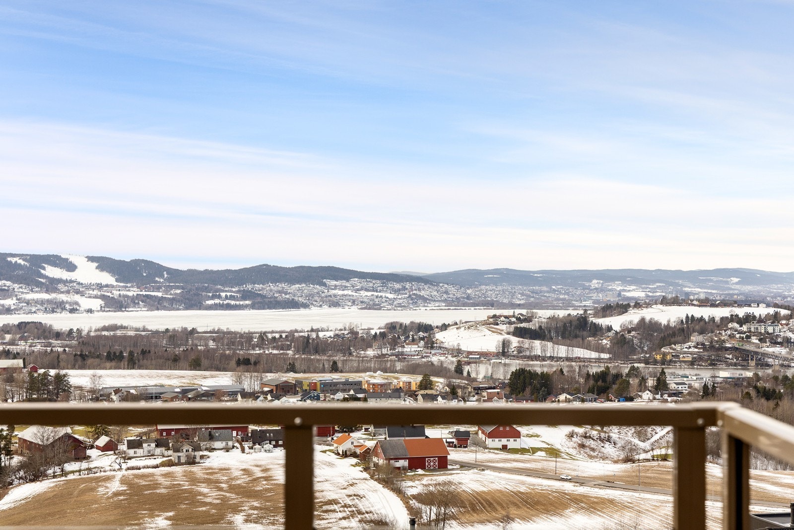 Glassrekkverk på terrassen gir uhindret utsikt over det omkringliggende landskapet. Galleribilde