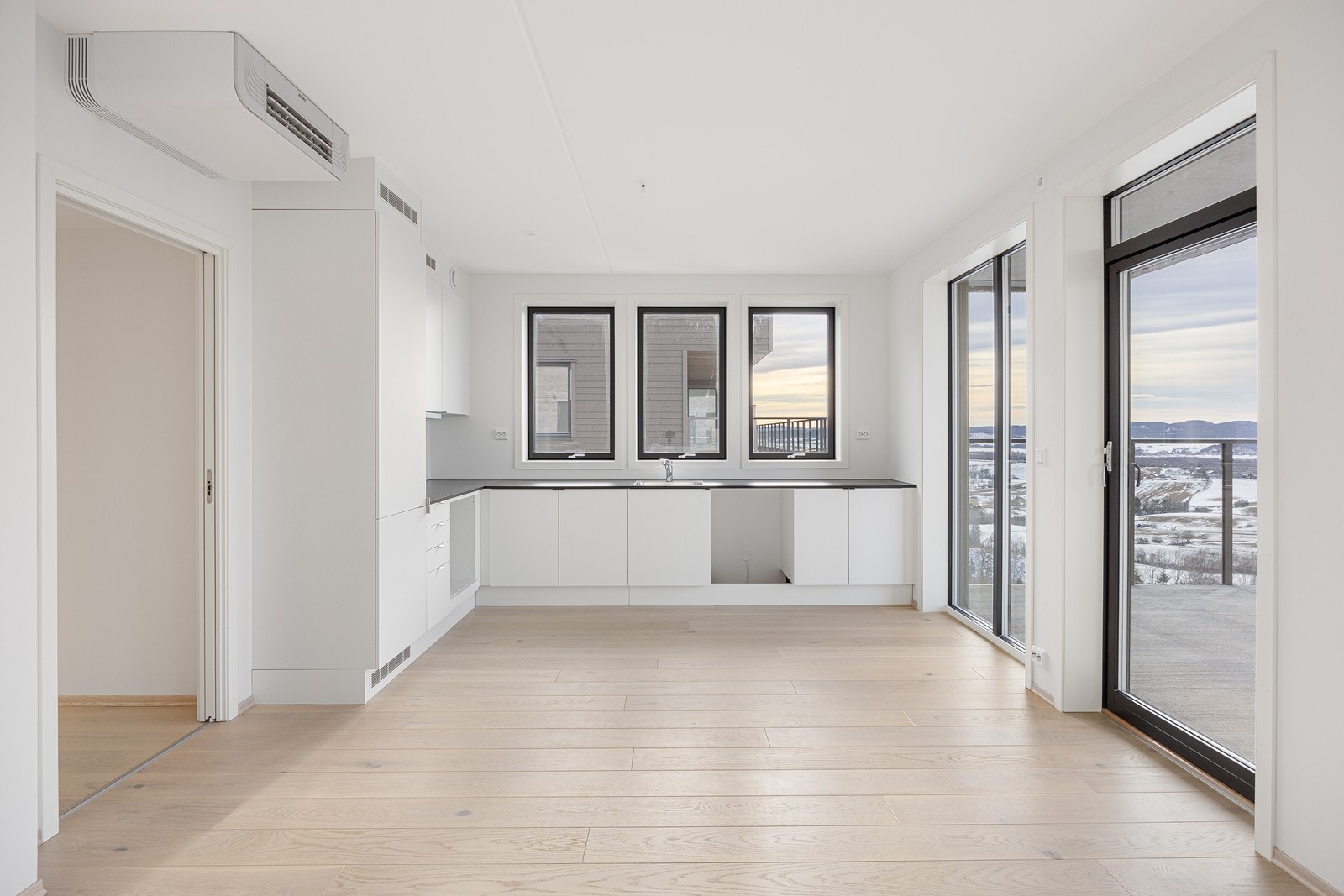 Kjøkkenet er pratisk utformet som en L. Her er det god plass for å utfolde sine kokkekunster. Galleribilde