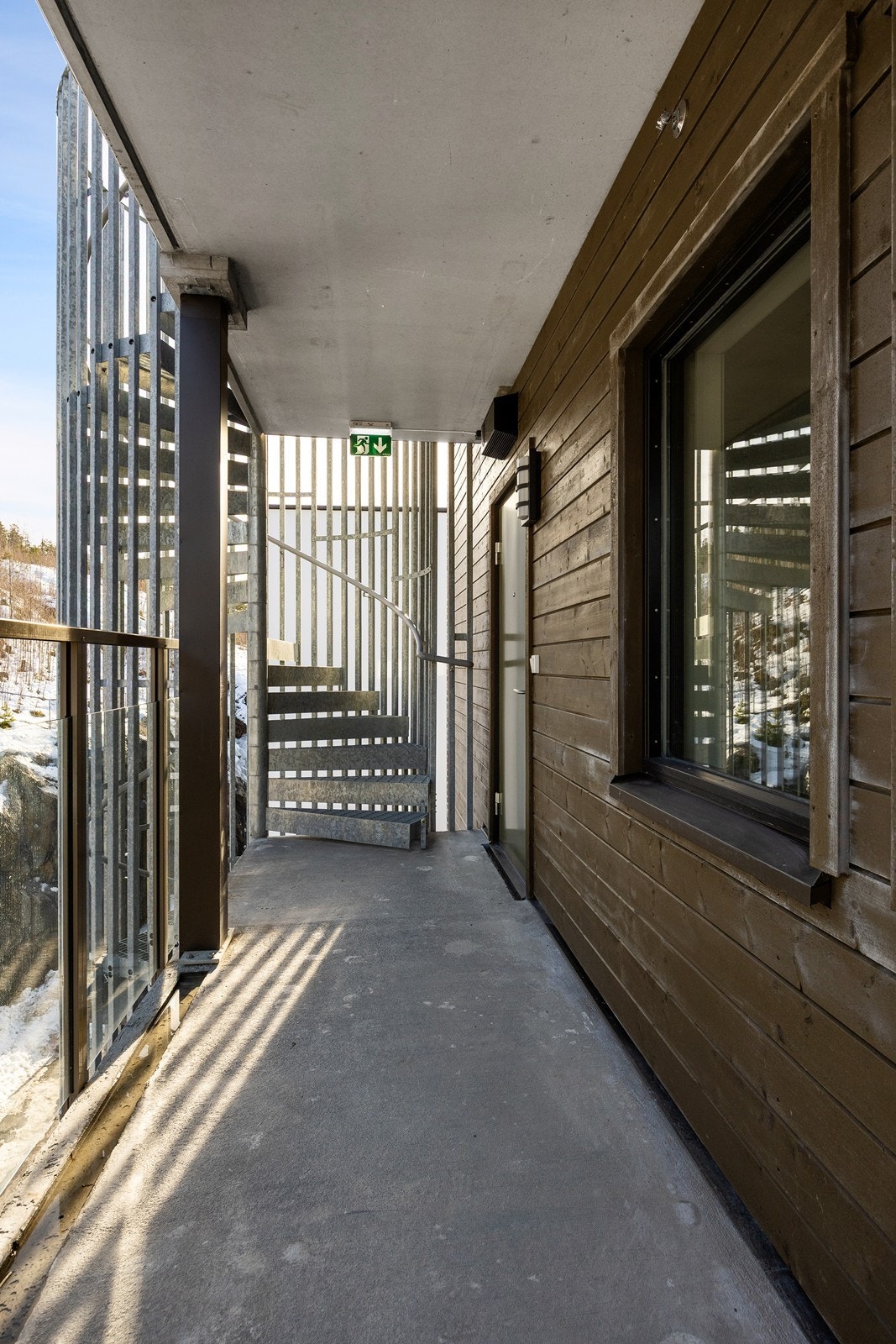 Leiligheten har adkomst via svalgang. Det er heis opp til leilighetsplan. Galleribilde