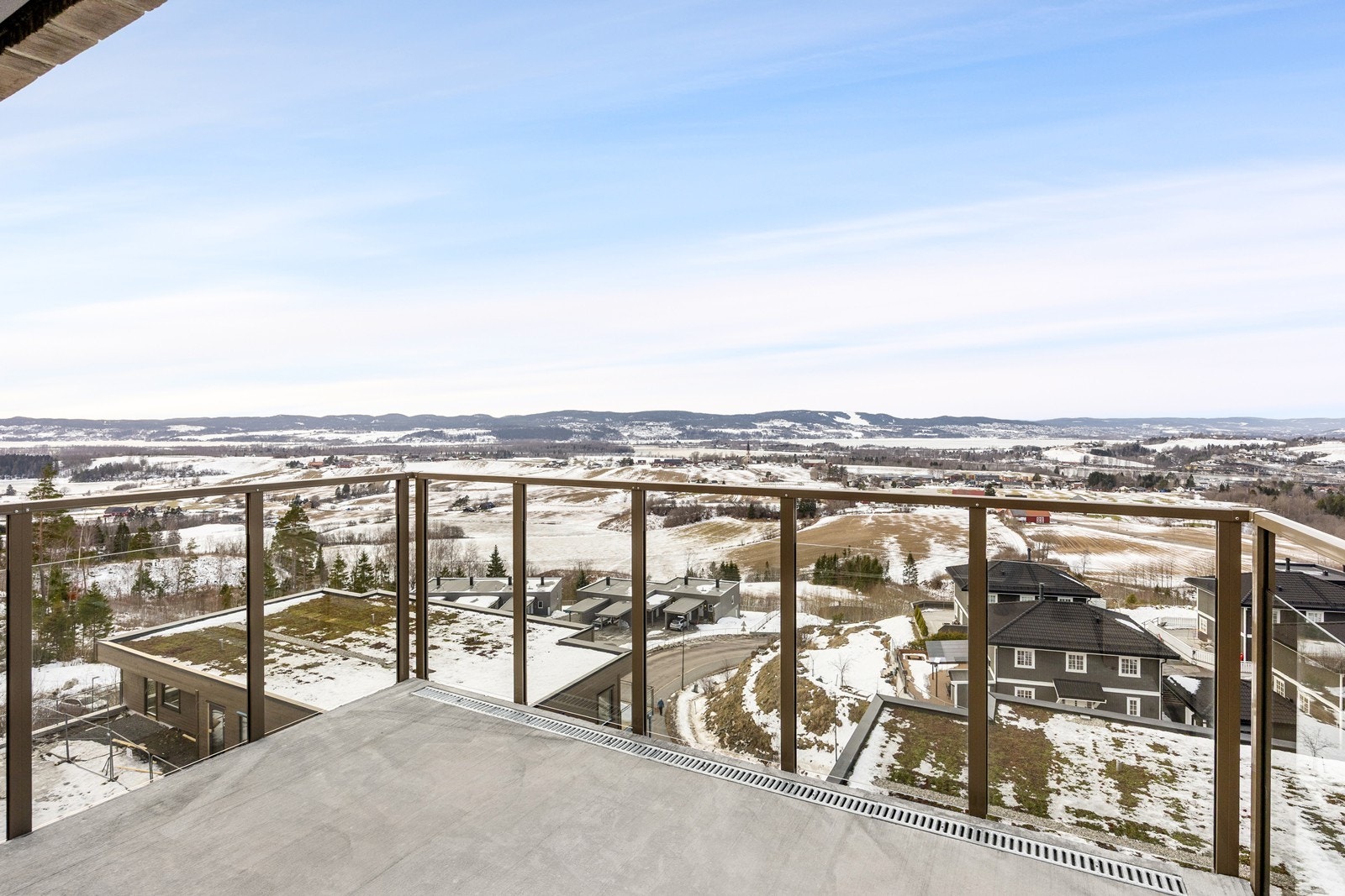 Balkongen er på ca 14 kvm. Her er det god plass til trivelig utemøblement. Galleribilde