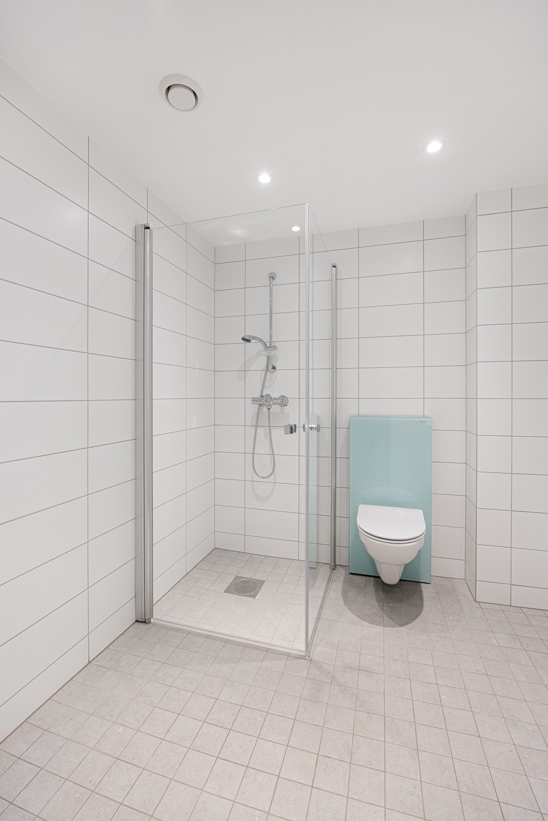 Dusjsonen har praktisk innfellbare dusjdører. Galleribilde