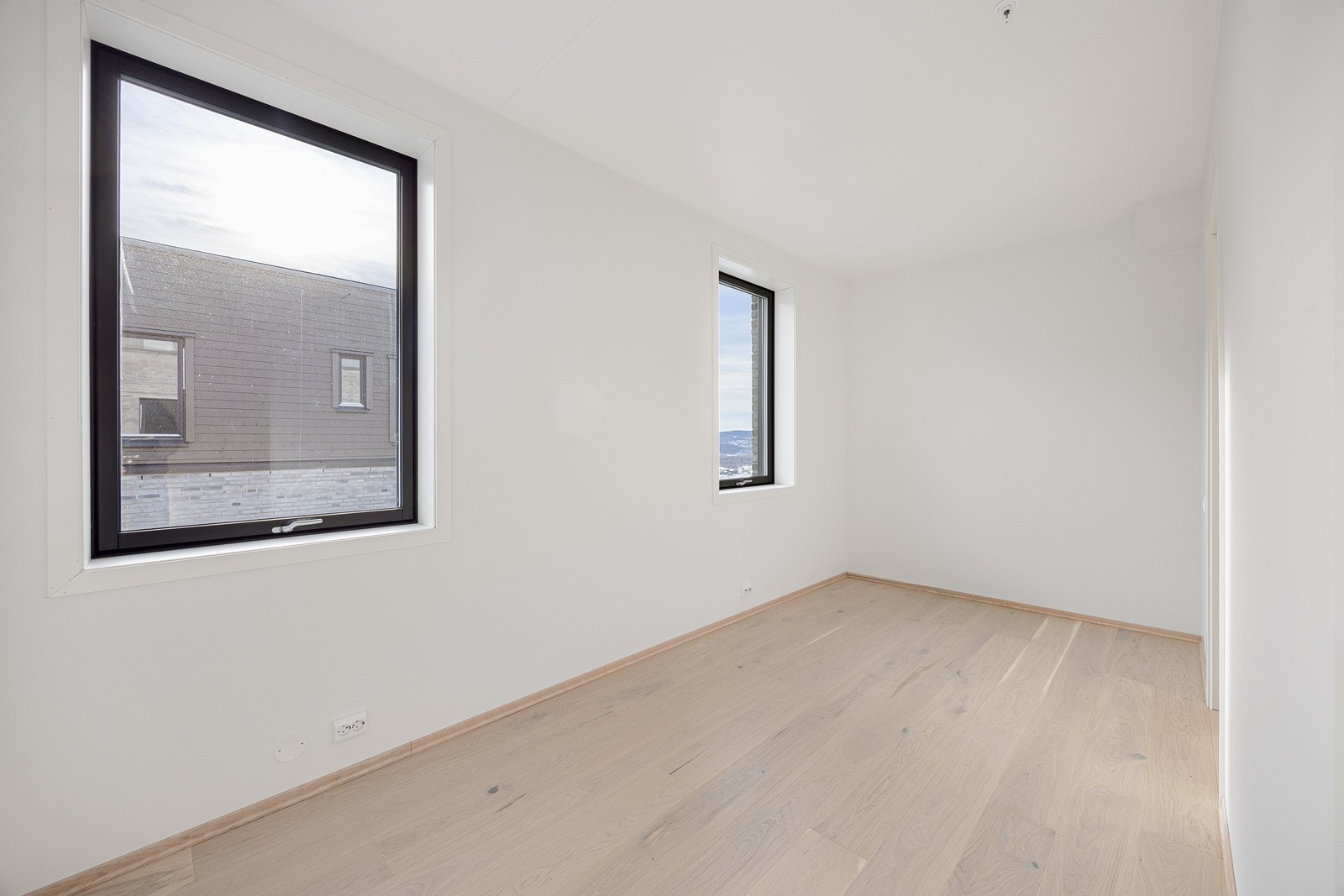 Hovedsoverommet har adkomst via to skyvedører. Her er det plass til garderobeløsning, samt dobbeltseng. Galleribilde