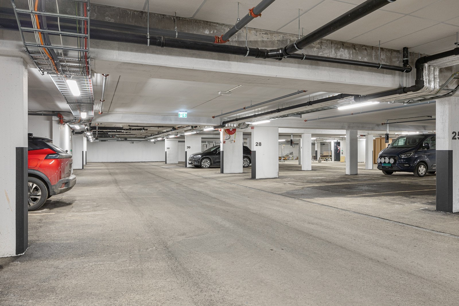 Boligen har parkeringsplass som leies. Første års leie er inkludert i kjøpet. Det er årlig leie på 20 000,-. Leieavtalen fornyes automatisk og løper til den sies opp. Galleribilde