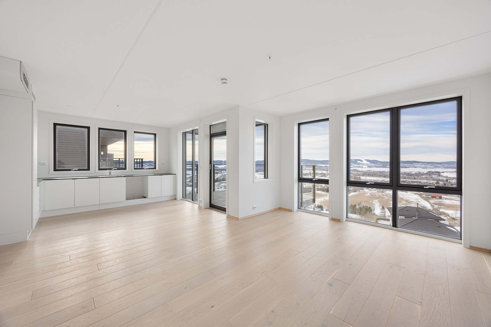 Stue og kjøkken er i en åpen løsning. Her ligger alt til rette for sosialt samvær. Kjøper kan velge hvitevarer for inntil kr 40 000,-. Galleribilde