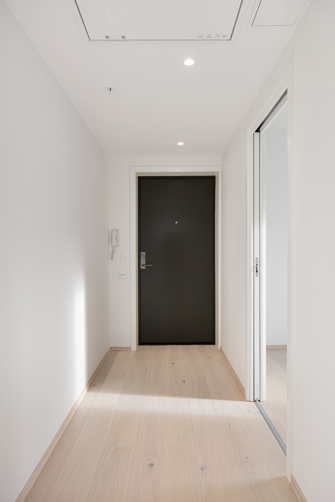 I entreen er det parkettgulv og hvitmalte vegger som gir et lyst og moderne førsteinntrykk. Galleribilde