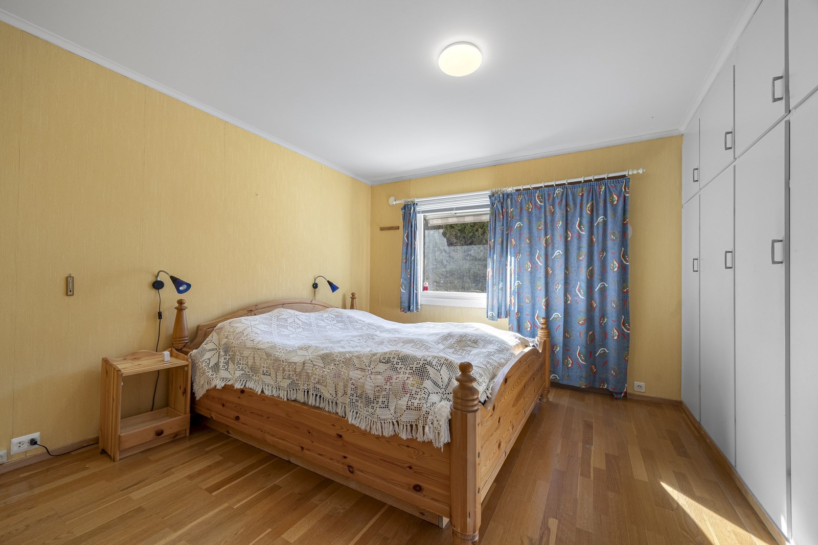 Hovedsoverom. Bak gardinen er det satt opp en plate der det tidligere var terrassedør. Galleribilde