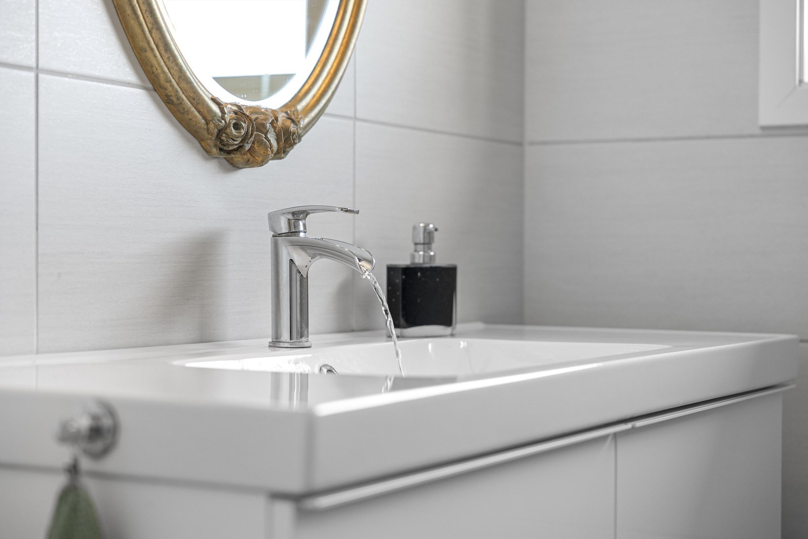 Vakre detaljer på badet med waterfall. Galleribilde