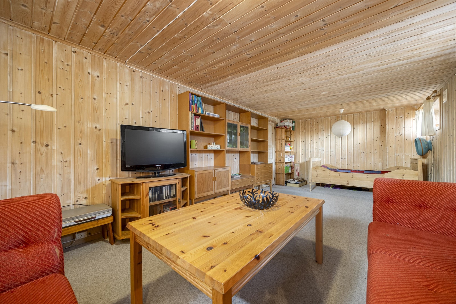 Romslig kjellerstue/hobbyrom. Galleribilde