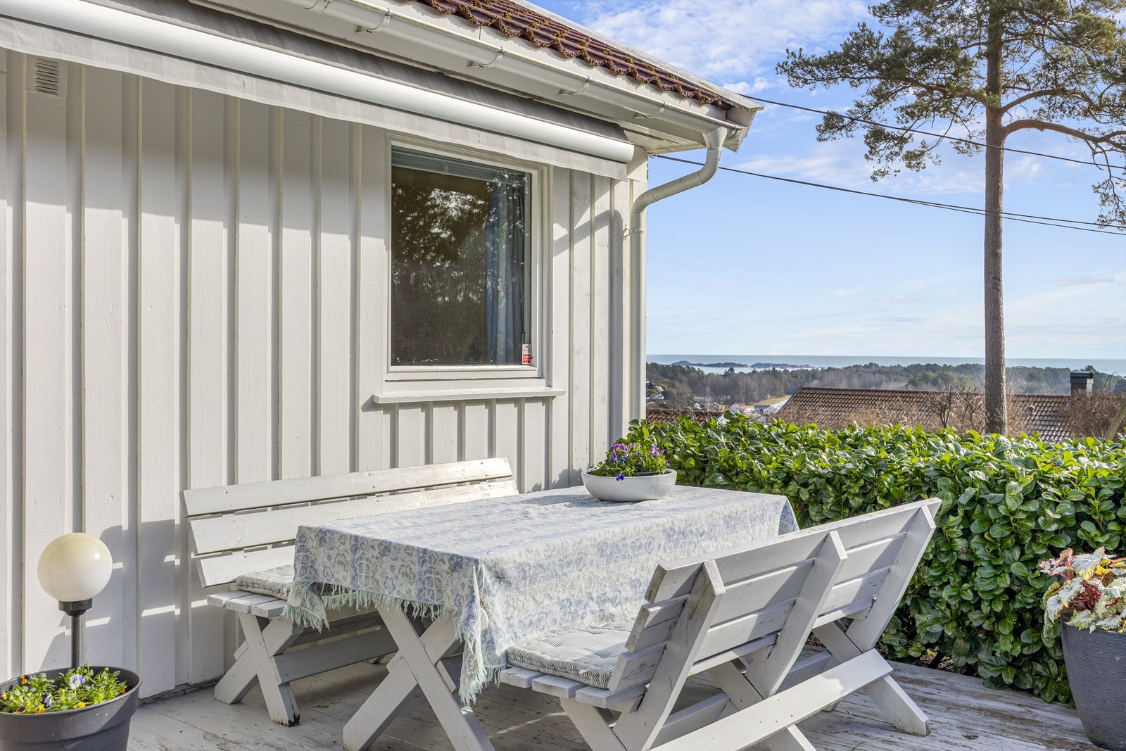 Det var tidligere dør ut fra hovedsoverommet til terrassen, dette kan enkelt settes inn ved behov. Galleribilde