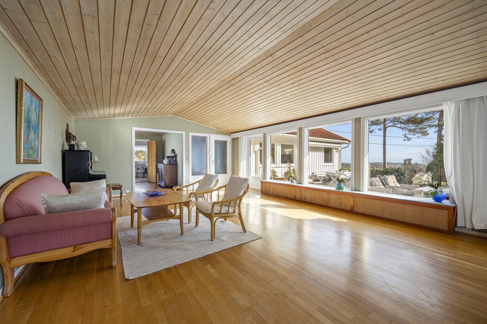 Fra stua er det særdeles flotte lys og soloppganger fra havet i perioden oktober til mars. Galleribilde