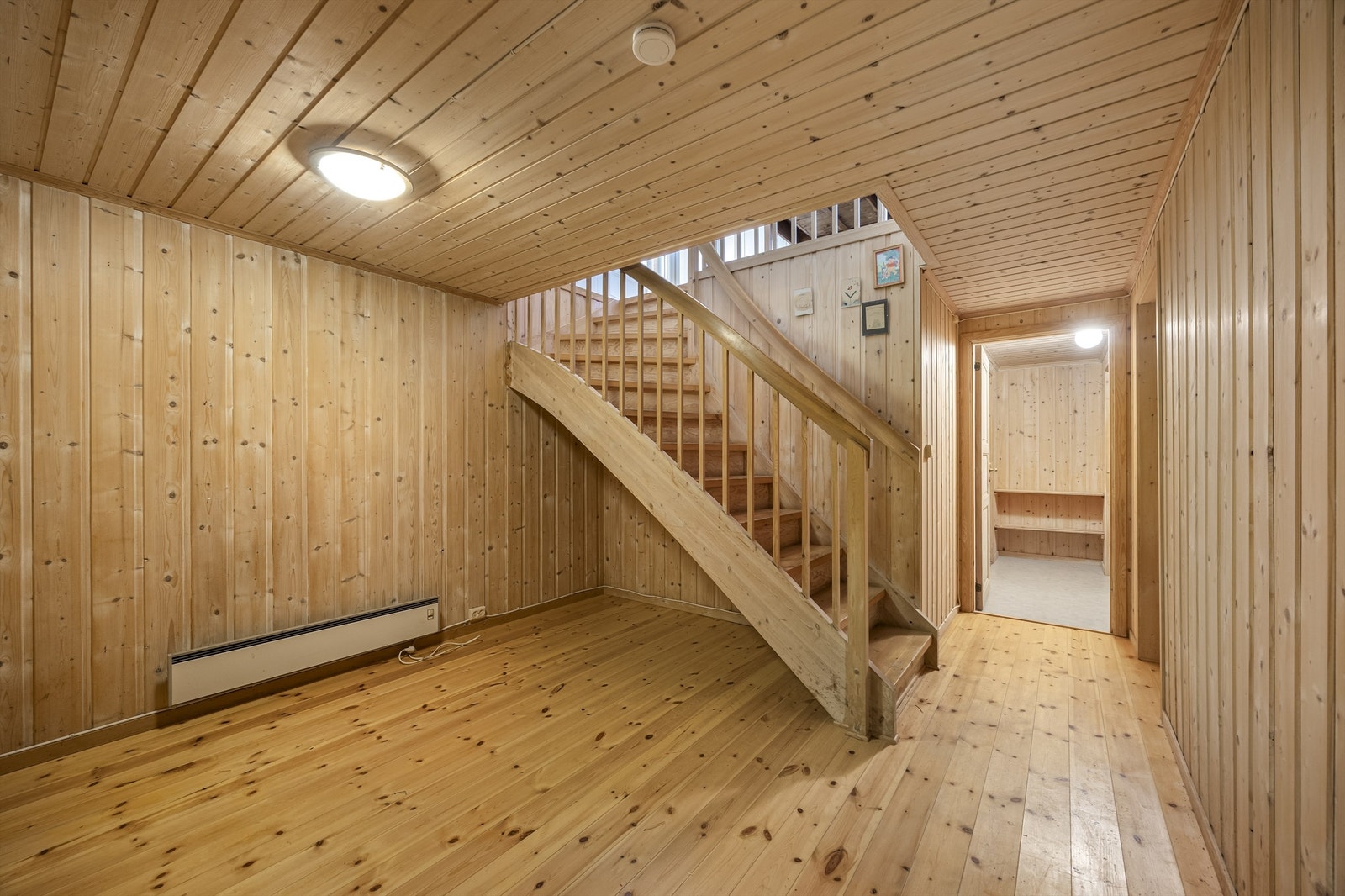 Mellomgang i kjelleren med god plass til lagring. Galleribilde