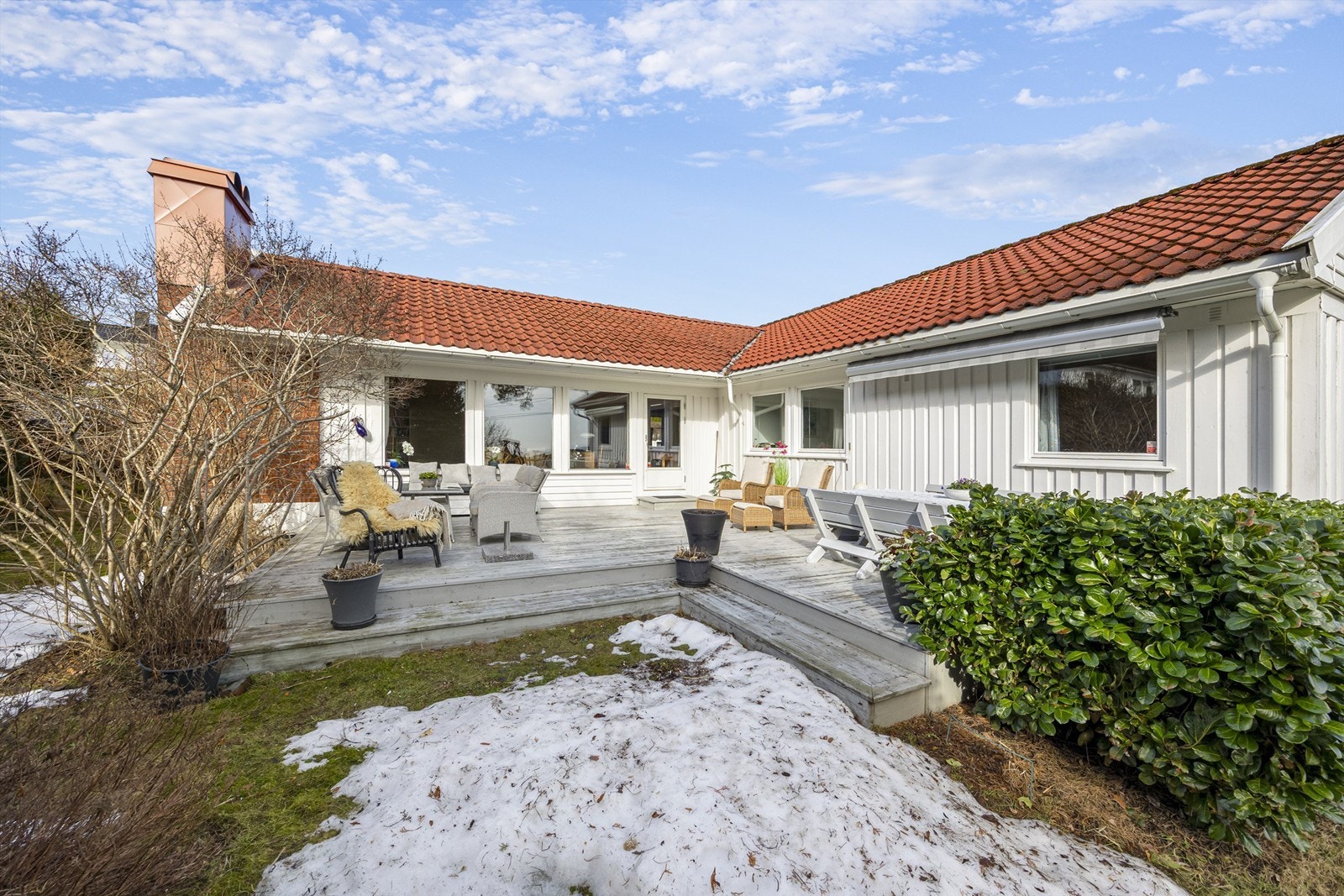 Flott og romslig terrasse med plass til flere sittegrupper. Galleribilde