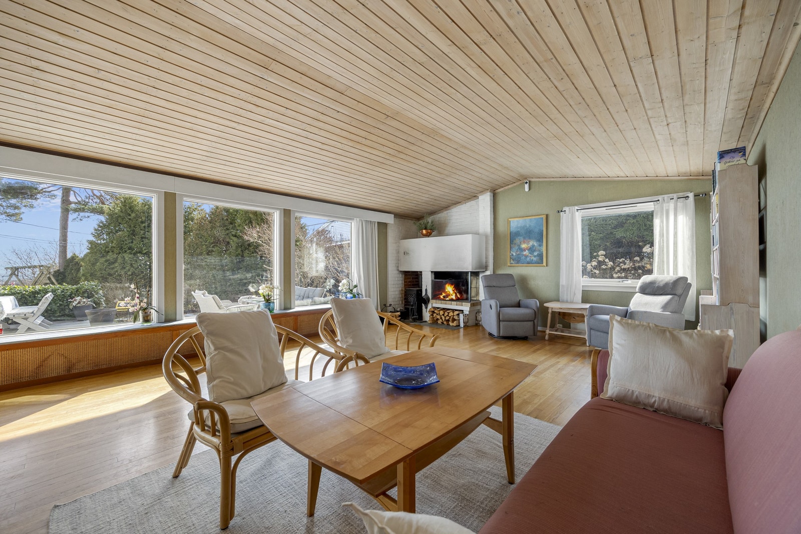 Stuen kan inndeles i flere soner. Det er et luftig rom med lyse flater. Galleribilde