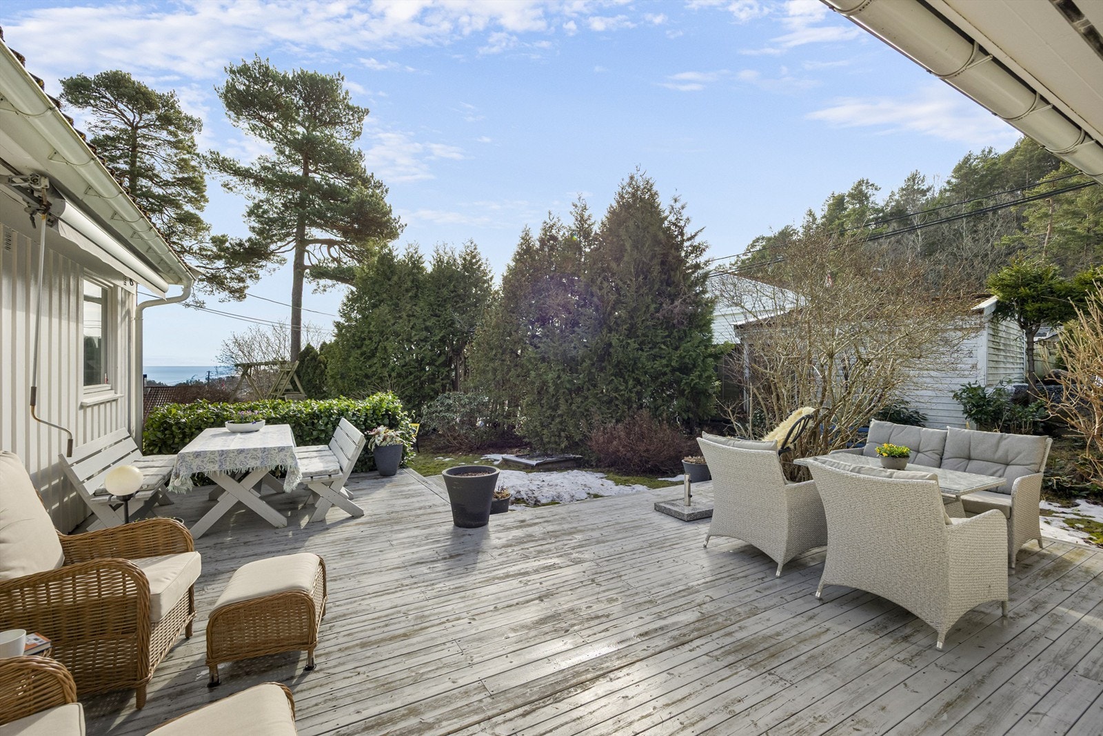 Lun og koselig terrasse med gode solforhold. Galleribilde