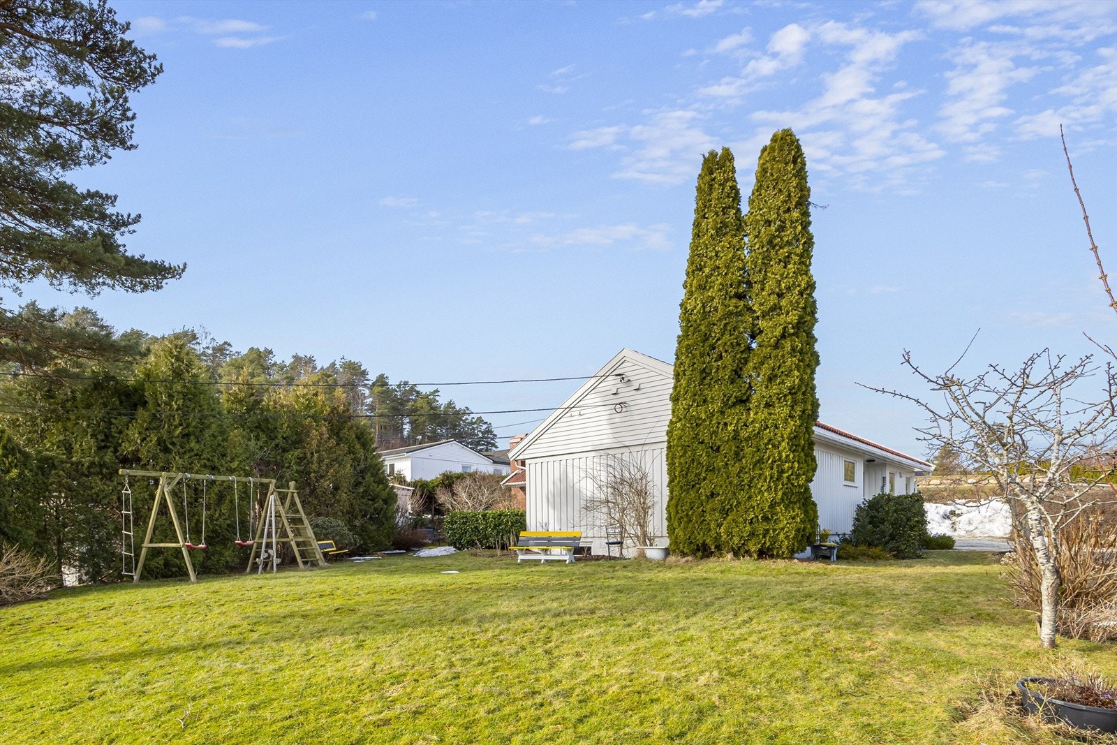 Usjenert hage med stor plen. Galleribilde
