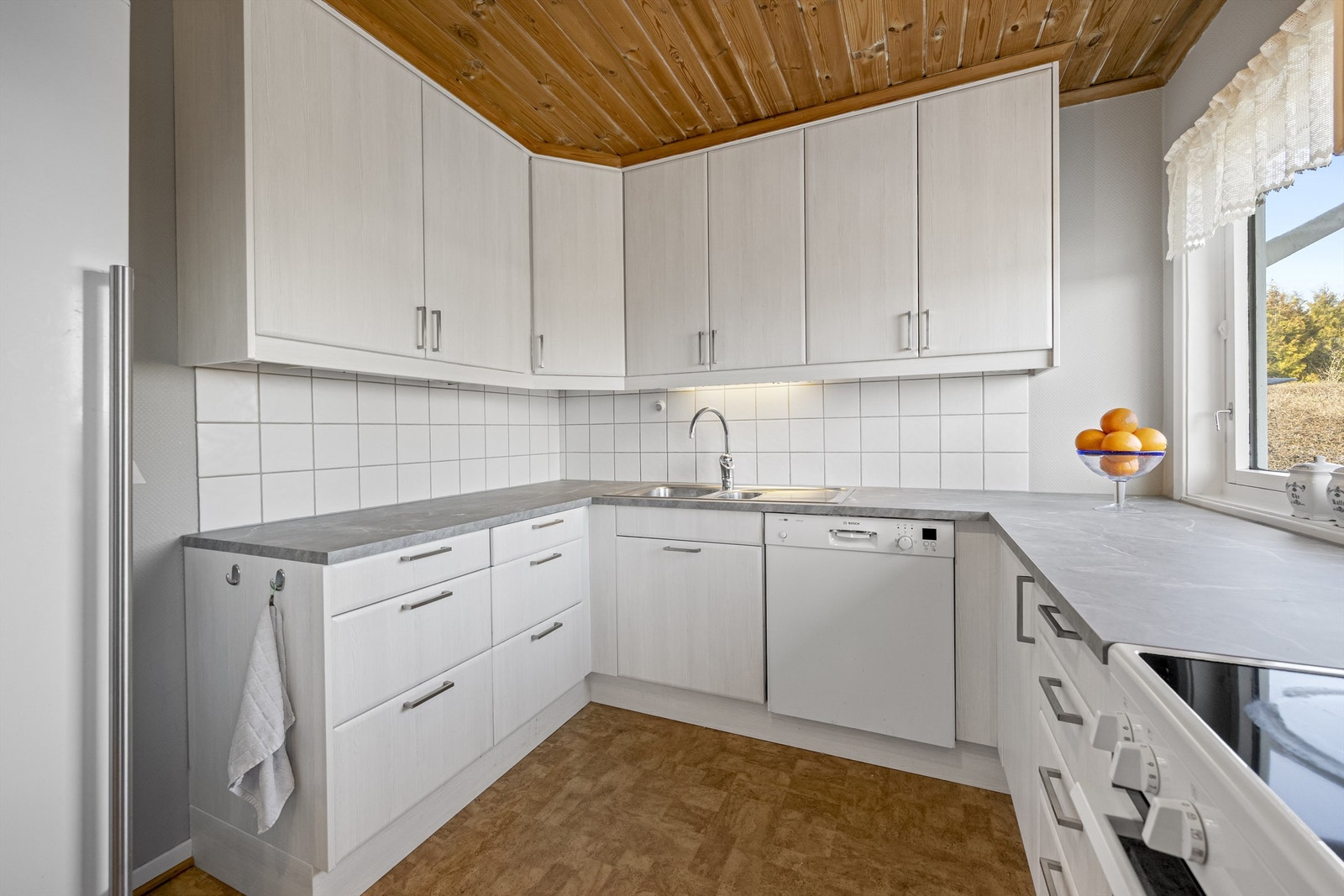 Kjøkken, med ny innredning fra desember 2024. Galleribilde