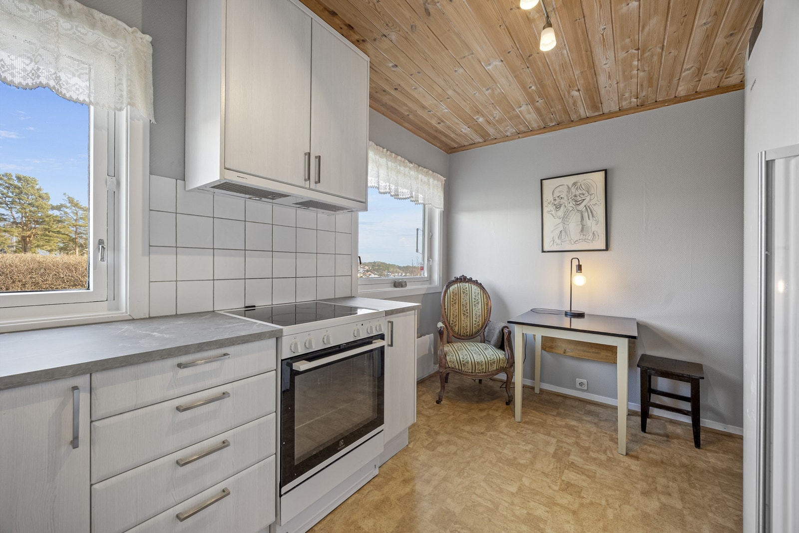 Hvitevarer medfølger i handelen. Flott utsikt til tunet og mot havet. Galleribilde