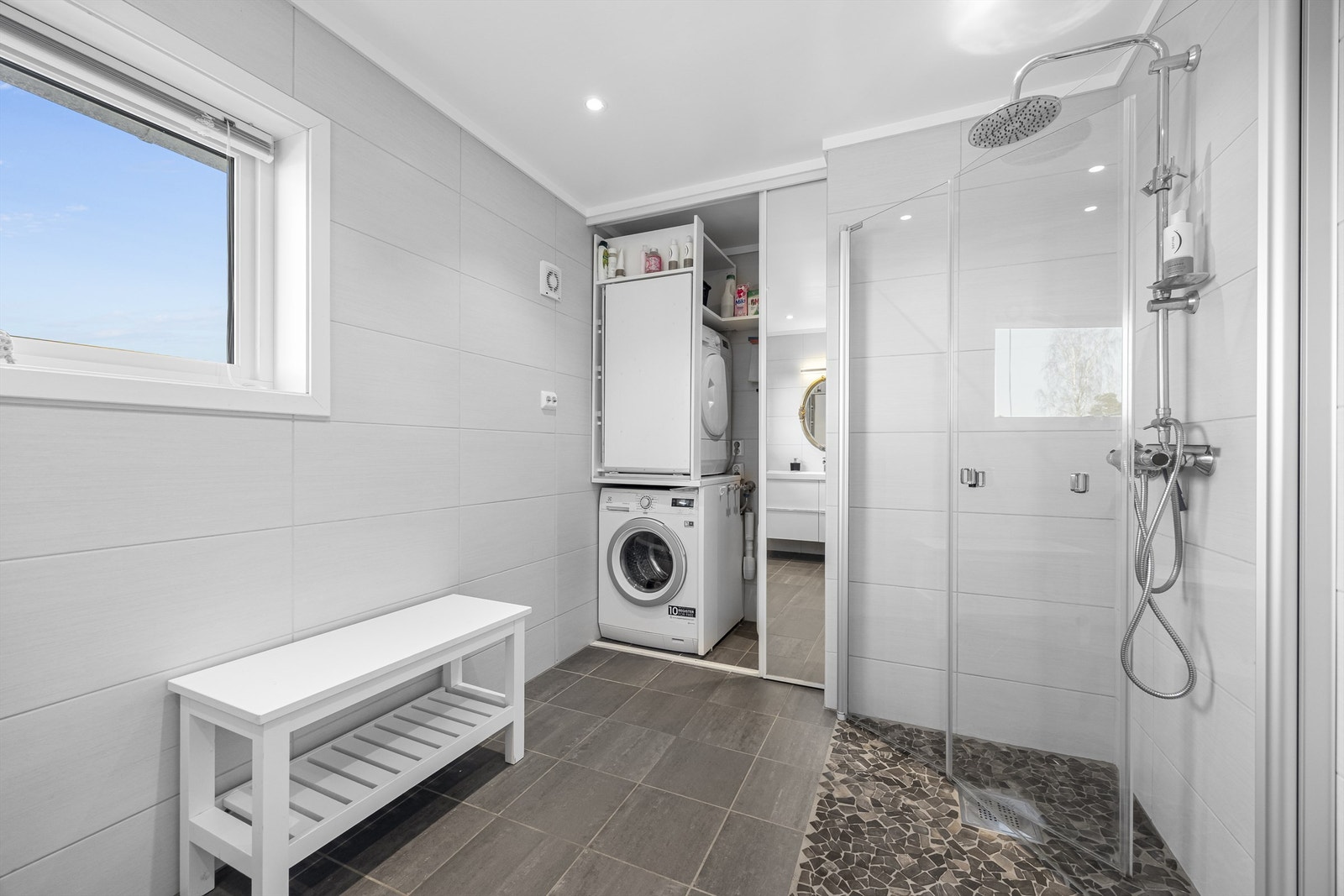 Bad med skyvedørsløsning til vaskeromsavdeling. Galleribilde