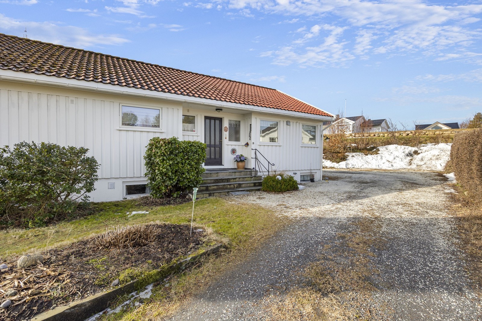 Det er god plass til flere biler på tomta som er på ca 1,5 mål. Galleribilde