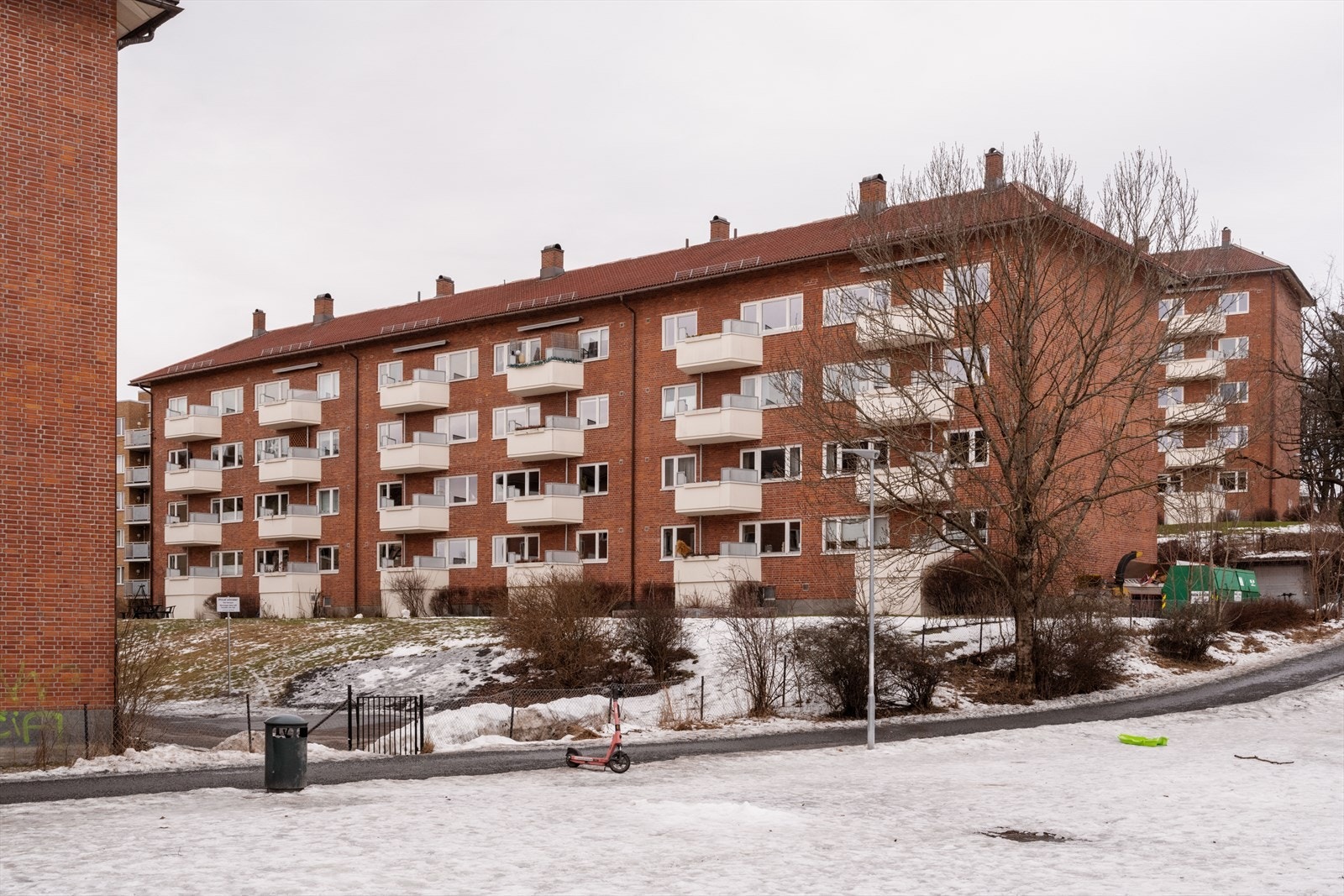 For barnefamilier finnes det flere barnehager i nærområdet, blant annet Ragnas Hage som ligger rundt 300 meter fra boligen. Galleribilde