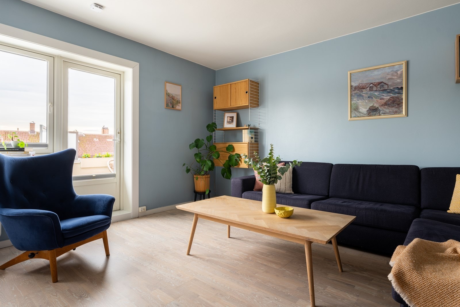 De fleste overflater i boligen, inkludert stue, ble malt i 2020 av tidligere eier. Galleribilde