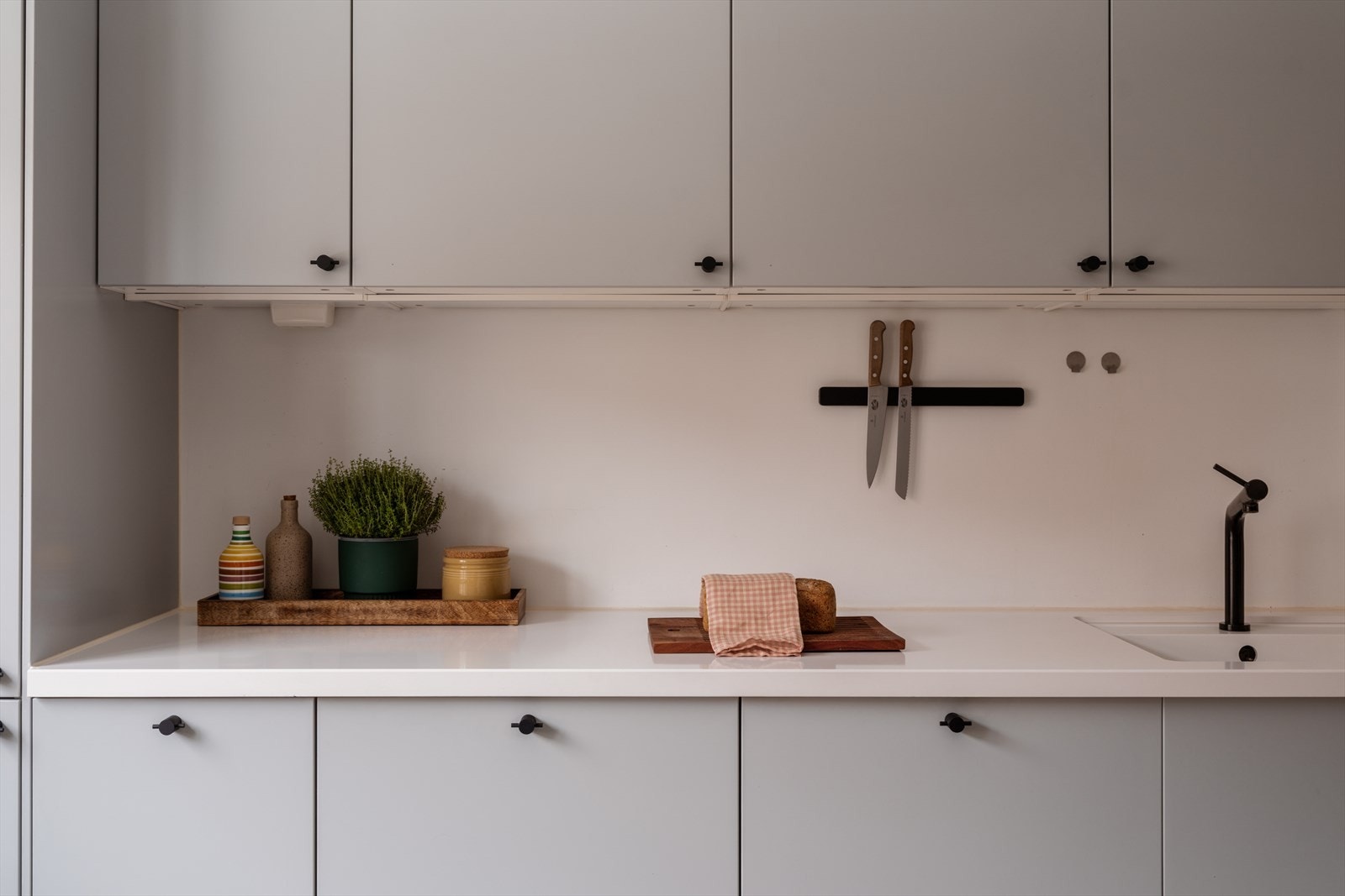 Innredningen består av både over- og underskap med belysning under overskap. Galleribilde