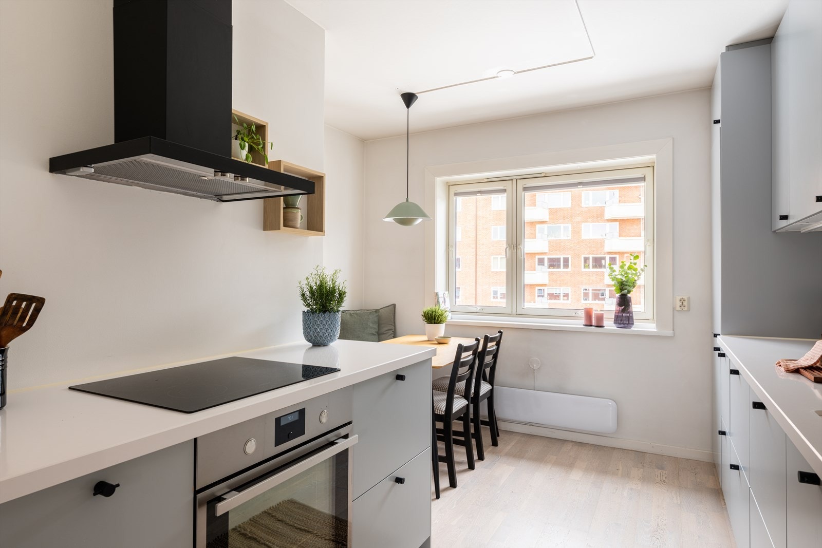 Kjøkkenet er utstyrt med integrerte hvitevarer som induksjonstopp, stekeovn, oppvaskmaskin, kjøleskap og fryser. Galleribilde