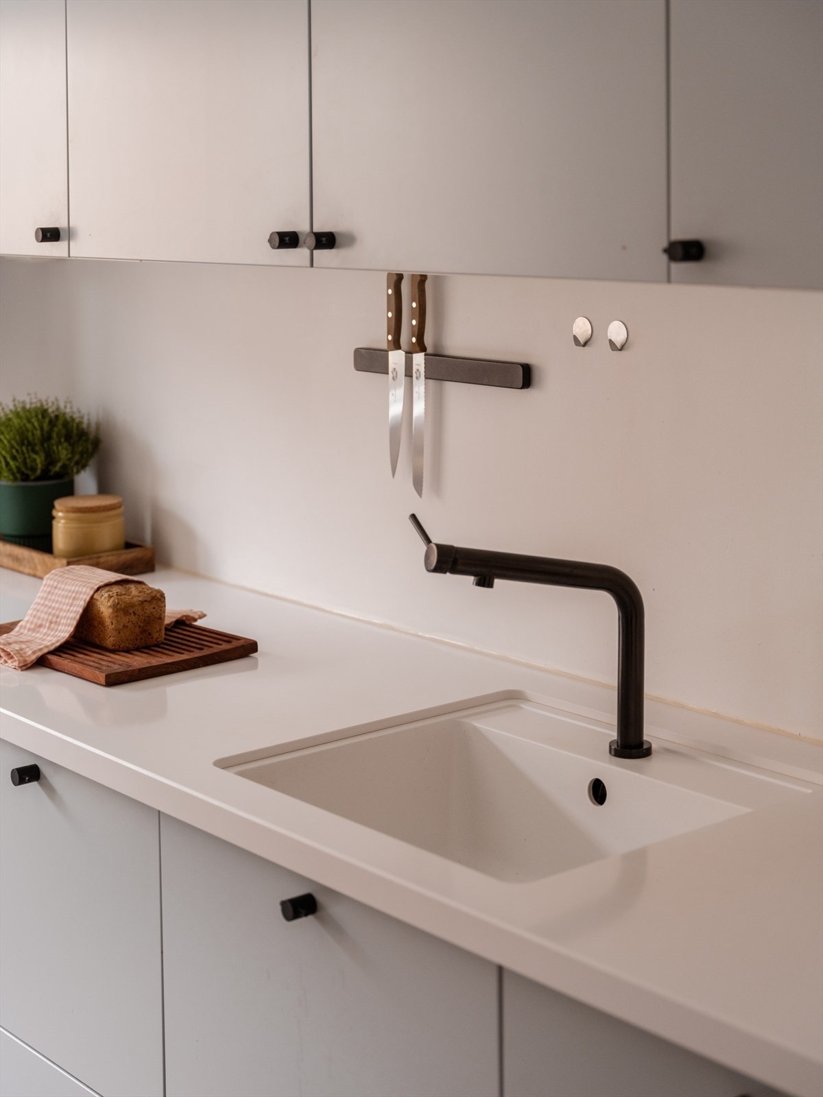 Benkeplaten er i laminat med nedfelt oppvaskkum og ettgreps svingbart blandebatteri. Galleribilde