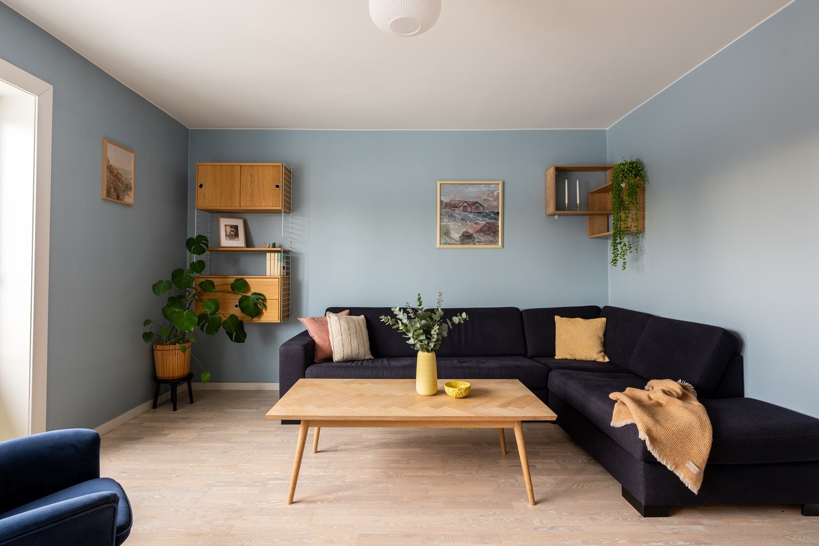 Boligen har god standard på innredninger, overflater og utstyr, og vegg- og takoverflater er holdt i lyse og tidsriktige farger. Galleribilde